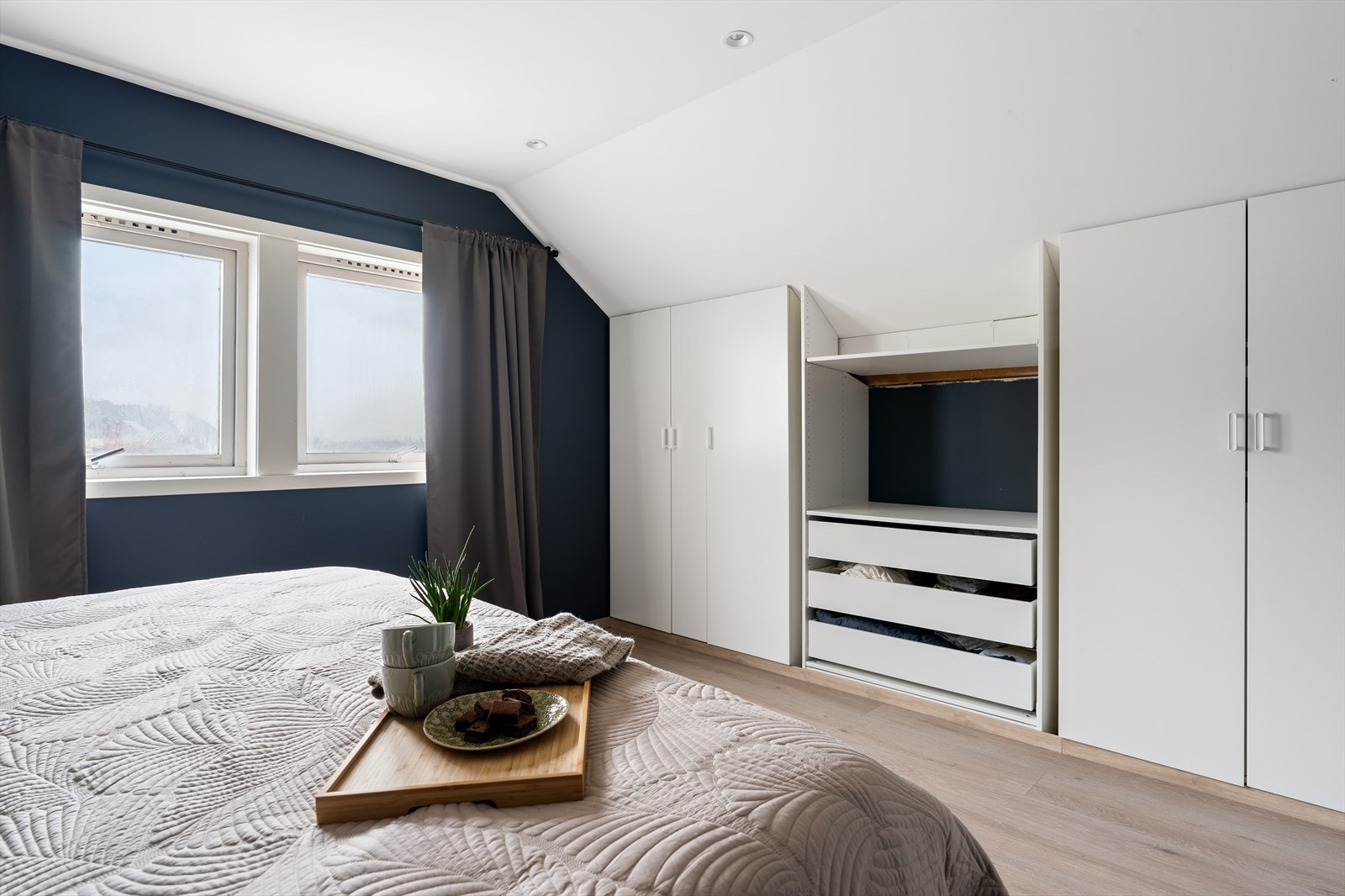 Garderobeskapene medfølger handelen. Galleribilde