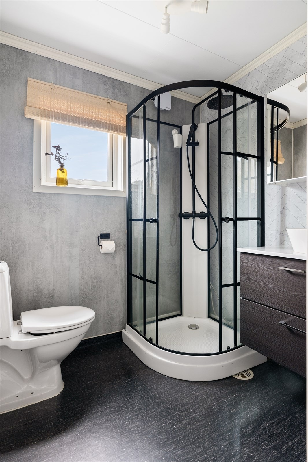 Baderommet er fra 2017 på ca. 3,4 m² og innredet med servant, servantskap og utstyrt med toalett og dusjhjørne. Galleribilde