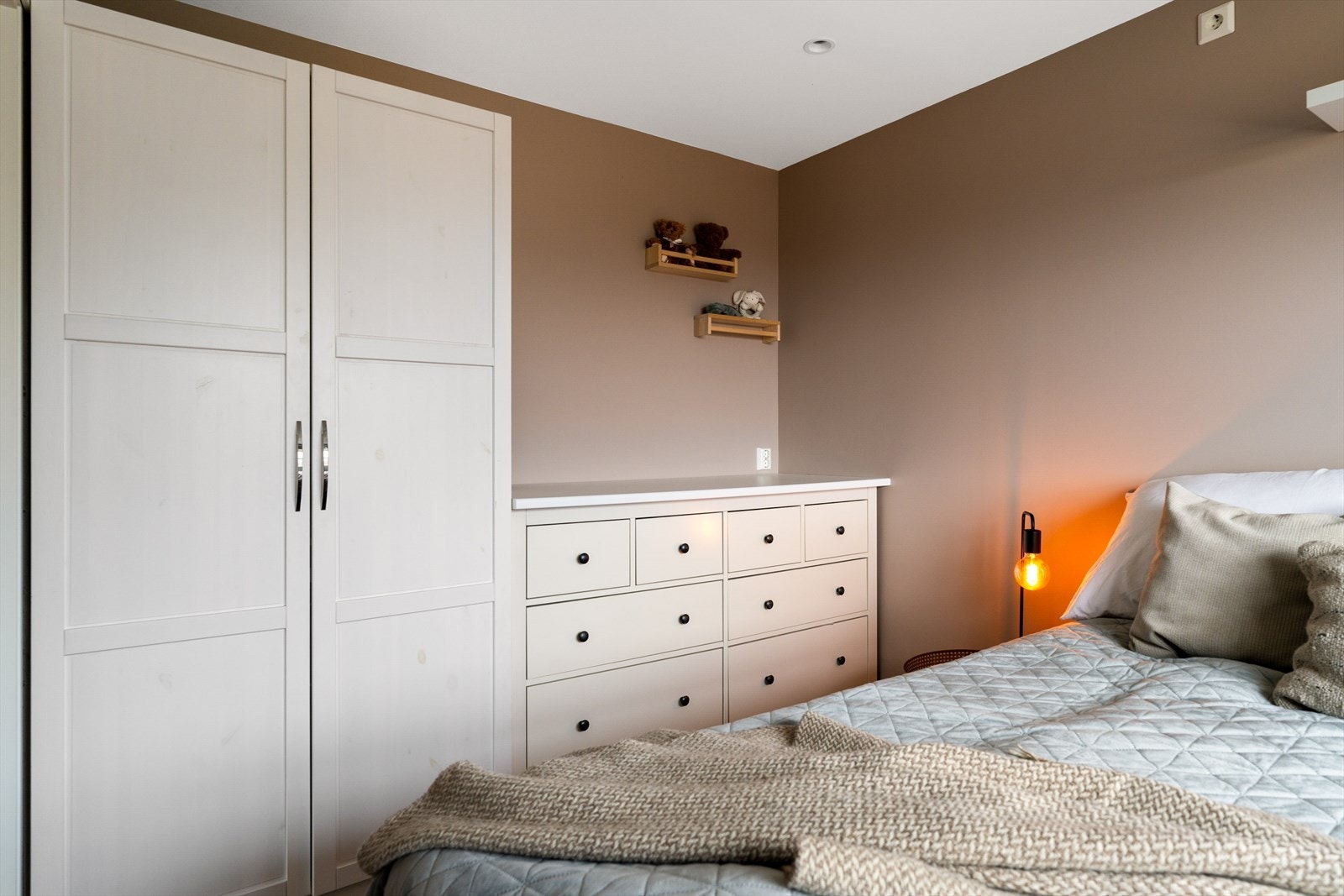 Soverommet har god plass til både dobbelseng og klesskap. Galleribilde