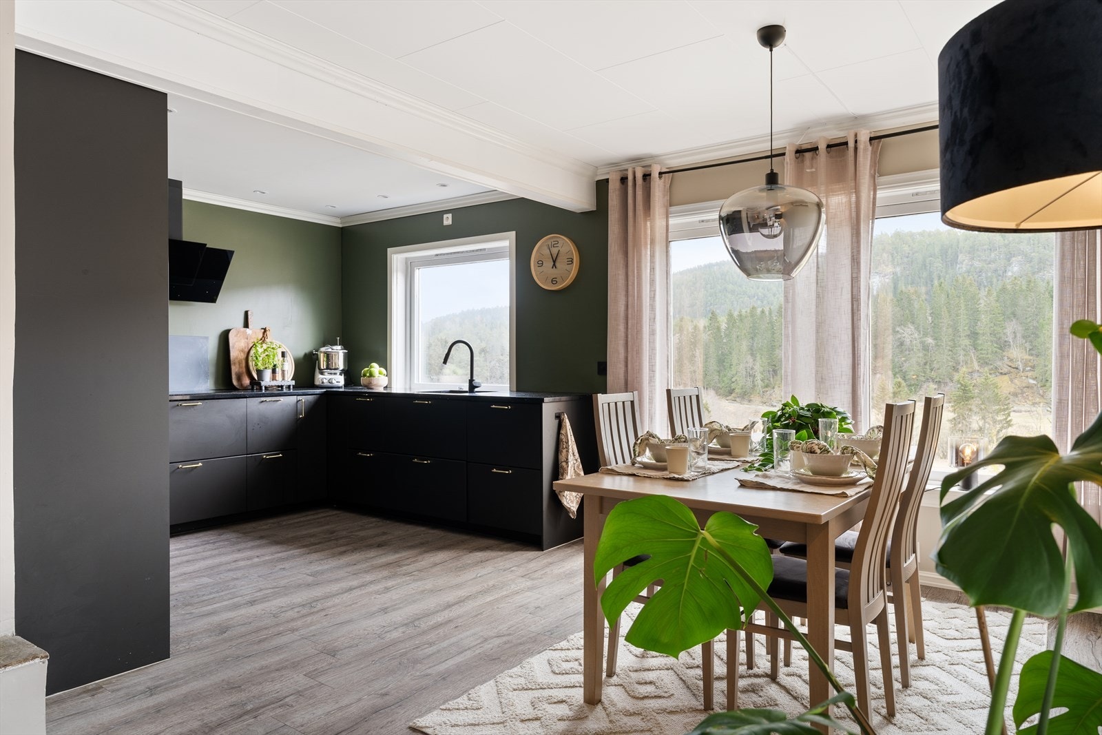 Boligen byr på en åpen kjøkken/stue løsning. Her kan man lage mat og samtidig være sosial i lystige lag. Galleribilde