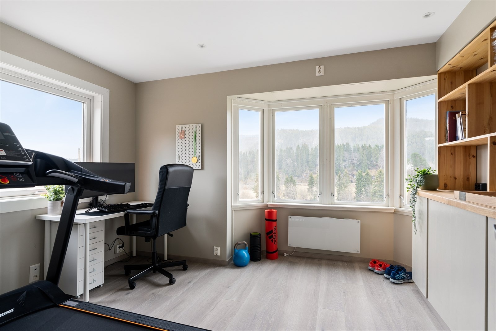 Boligens andre soverom er i dag benyttet som kontor og treningsrom. Her har man god plass til dobbeltseng og garderobeløsning. Galleribilde