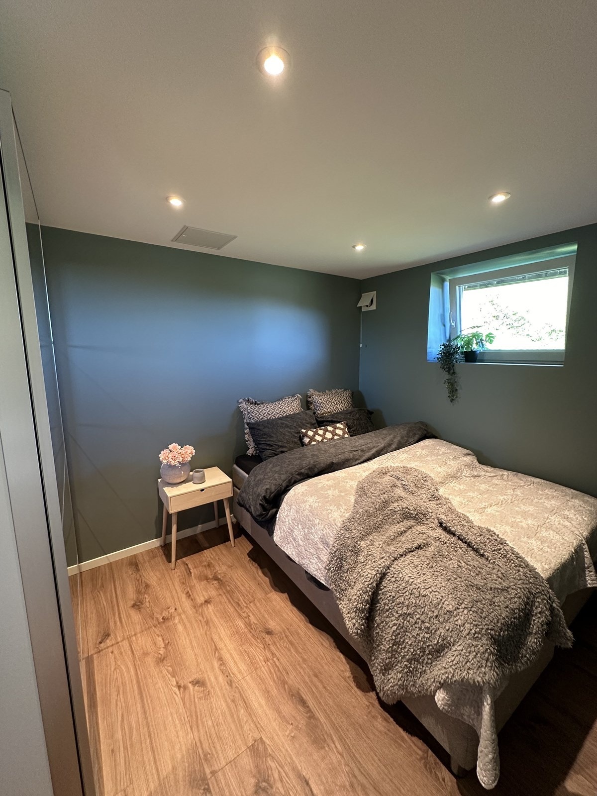 Soverommet i utleiedelen er på ca. 7,4 m².
God plass til dobbeltseng og garderobeskap. Galleribilde