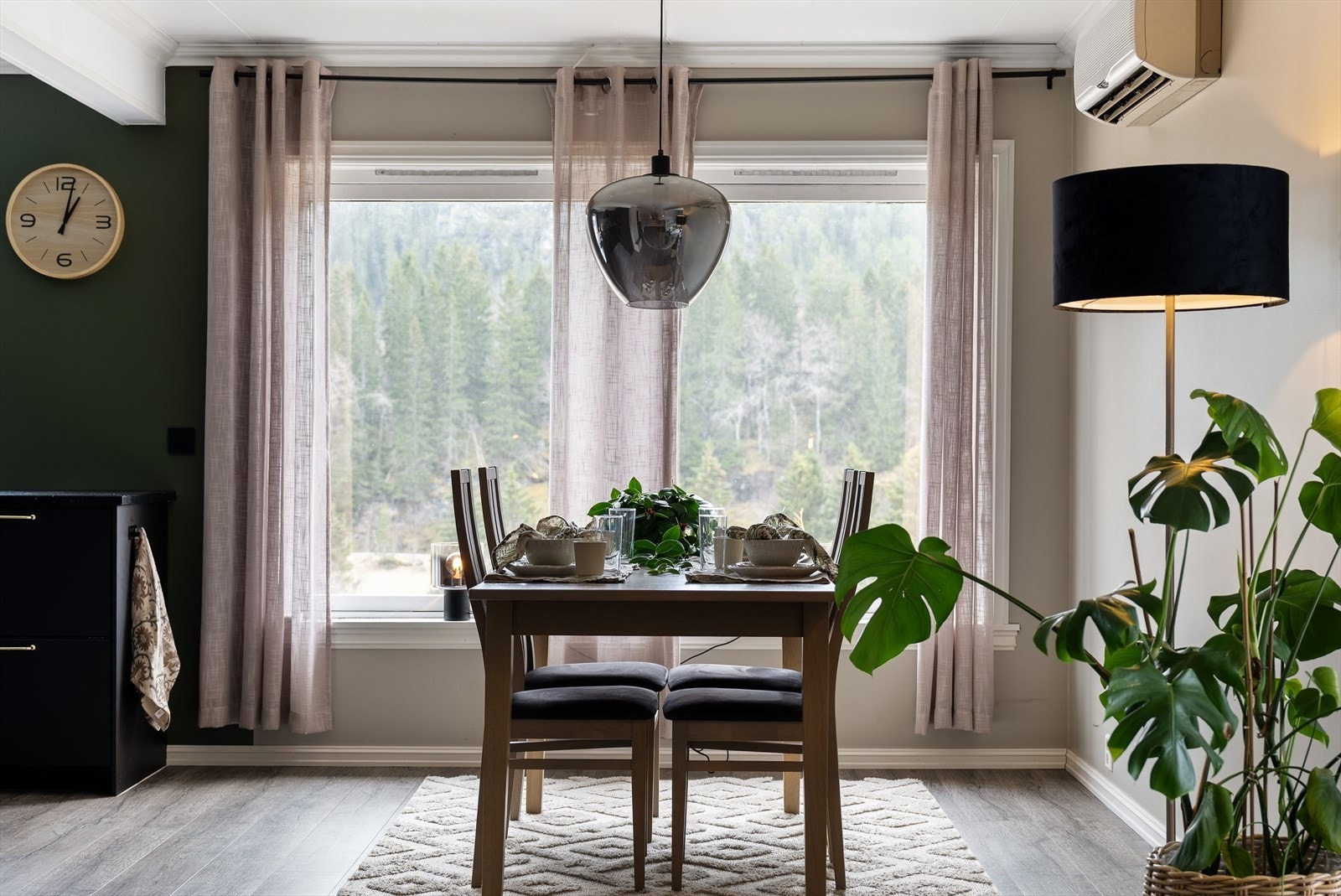 Spisegruppen faller naturlig inn mot kjøkkenet og har store vindusflater med utsikt mot landlige områder. Galleribilde