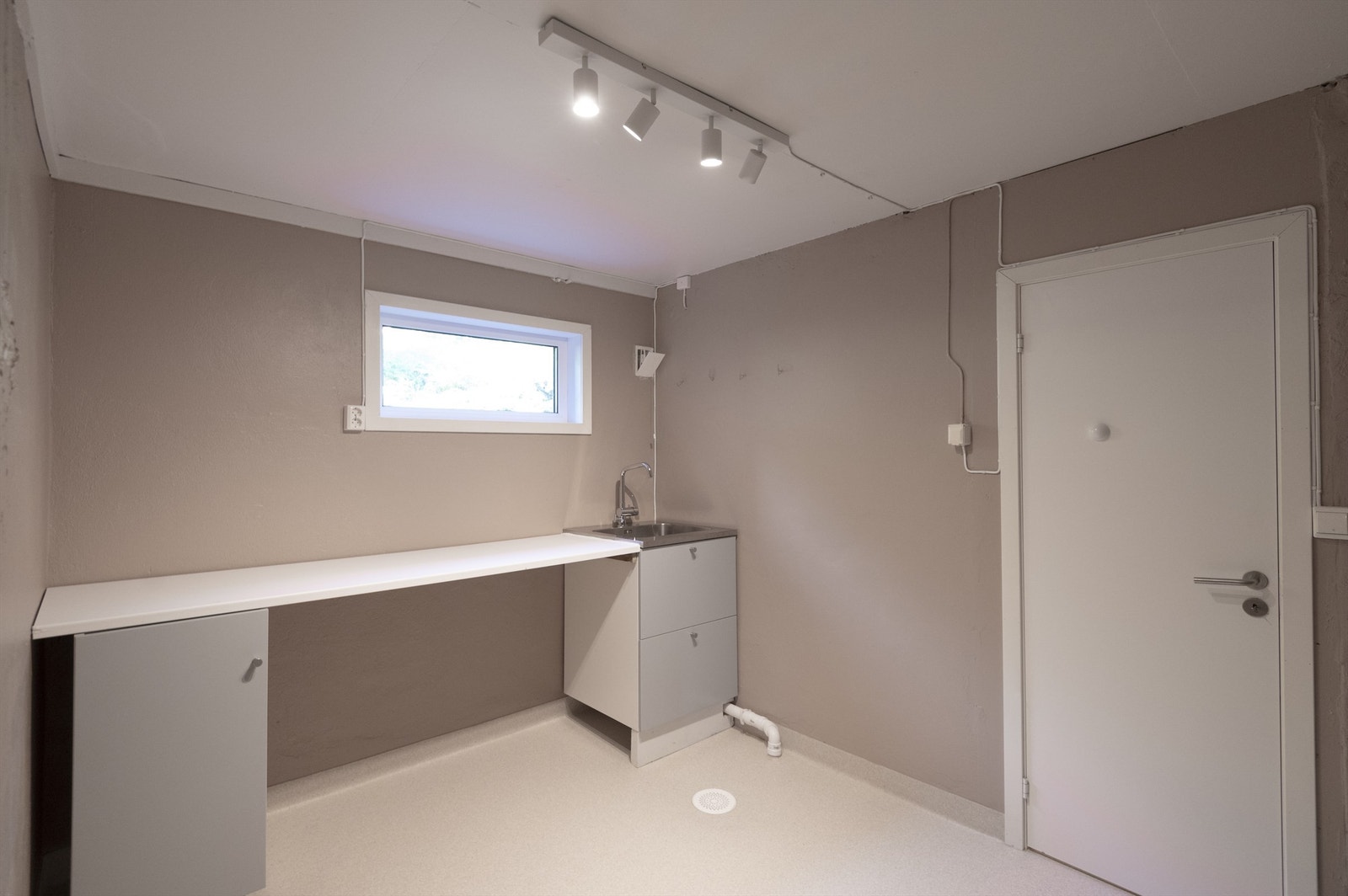 Vaskerom i underetasjen med plass til både vaskemaskin og tørketrommel. Galleribilde