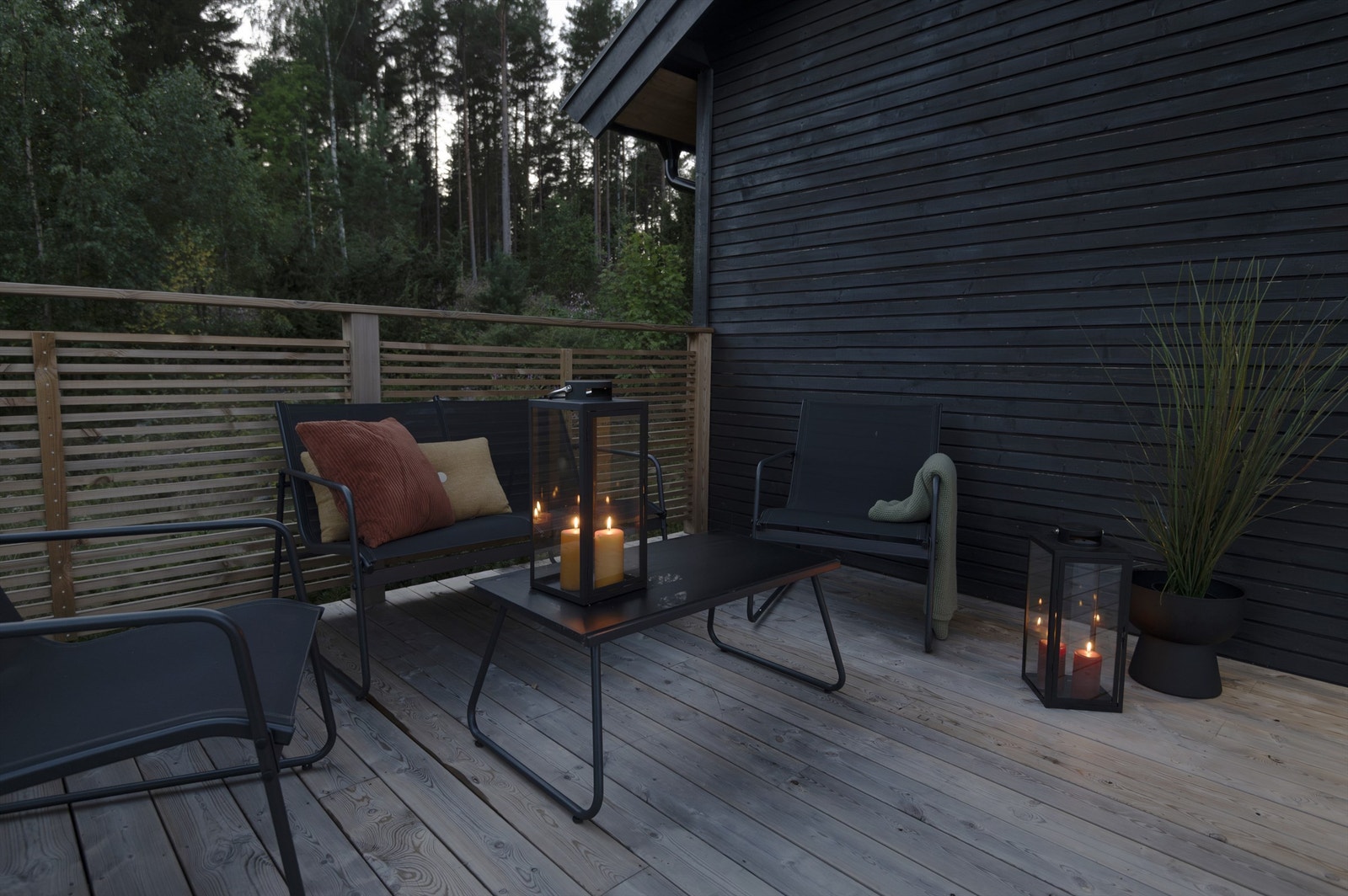 Kveldsbilde av en sittegruppe utenfor stuedøra. Galleribilde