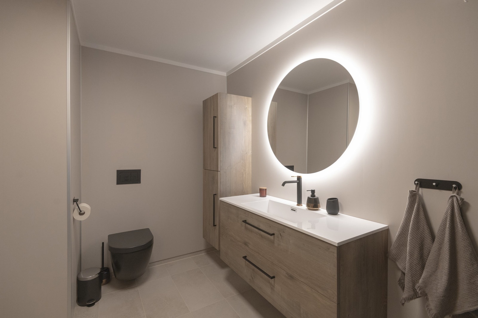 Oppbevaringsplass under servant og skap ved siden av. Galleribilde