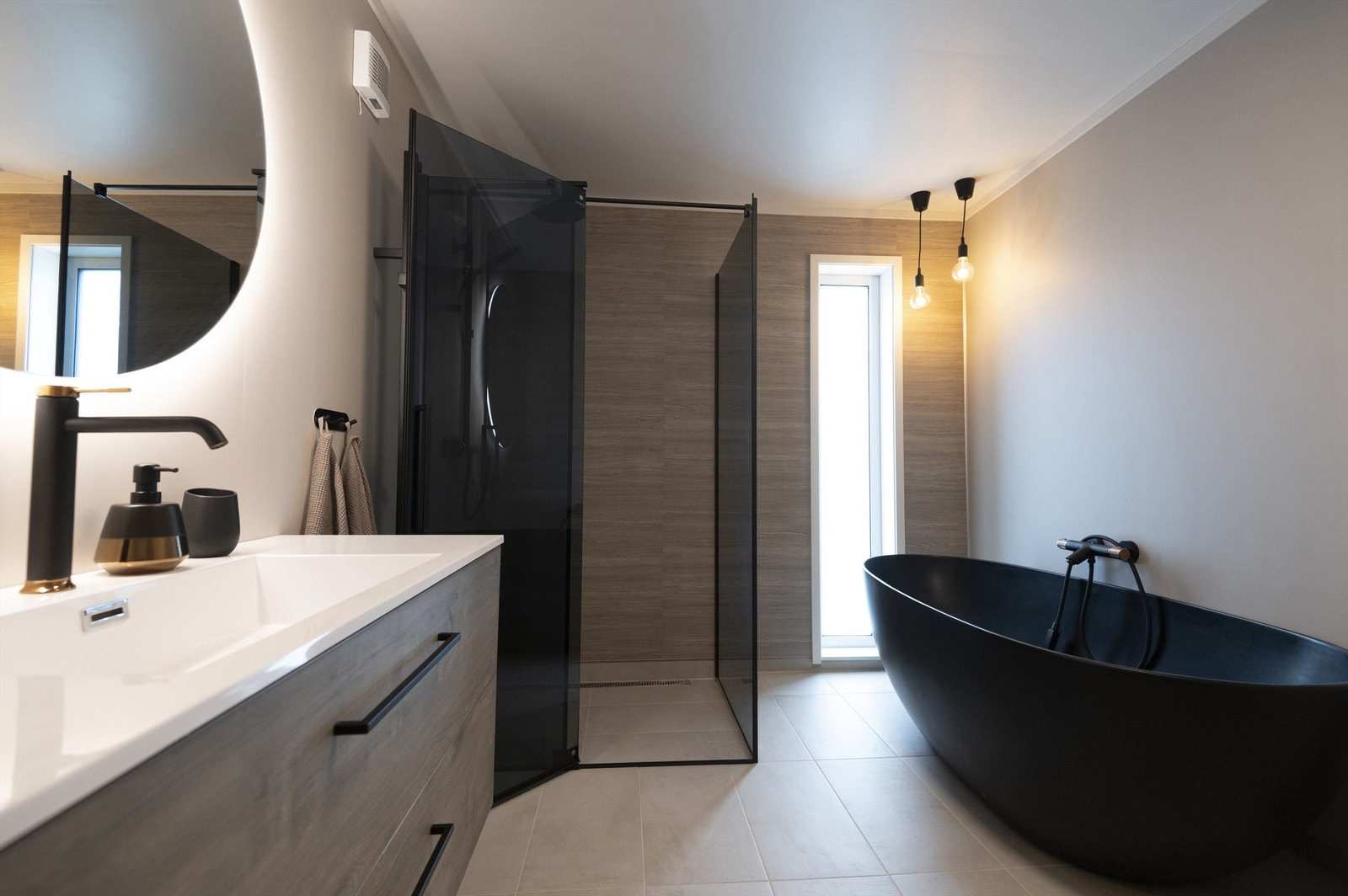 Moderne bad, med stort badekar og dusj. Galleribilde