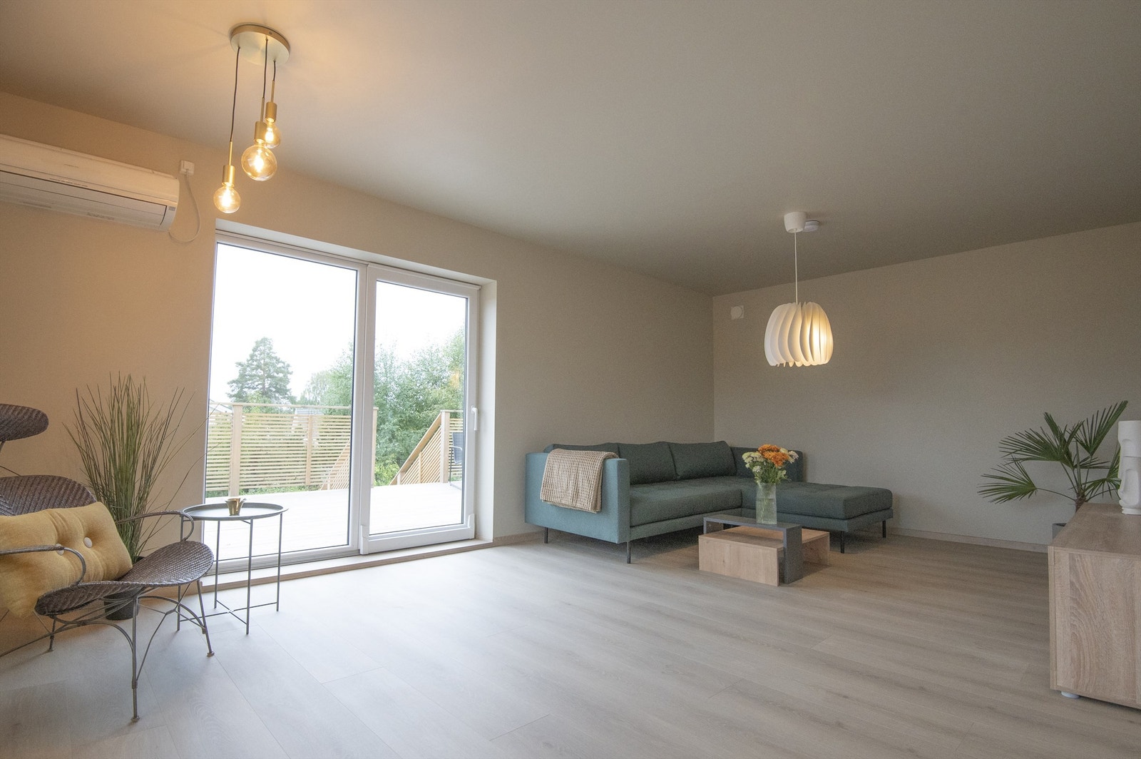 Stor og romslig stue med gode muligheter for møblering av eget ønske. Det er også utgang med skyvedør til stor terrasse. Galleribilde