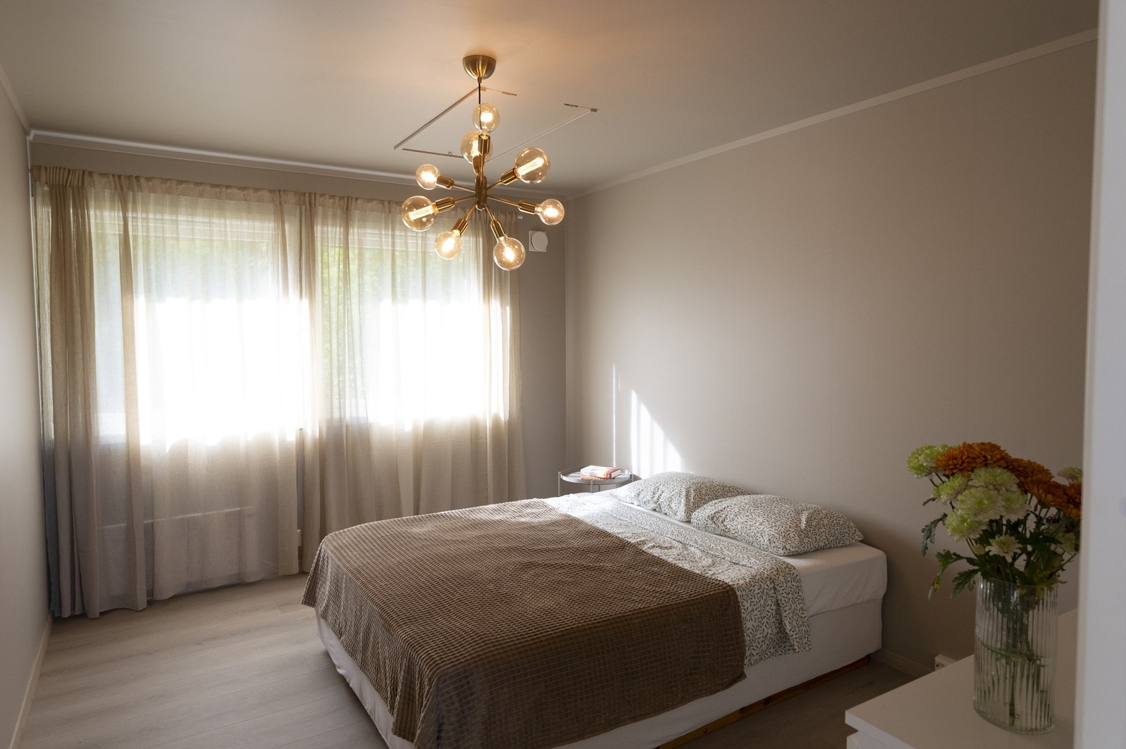 Soverom 2, 2 etasje med et moderne preg. Plass til garderobe. Galleribilde