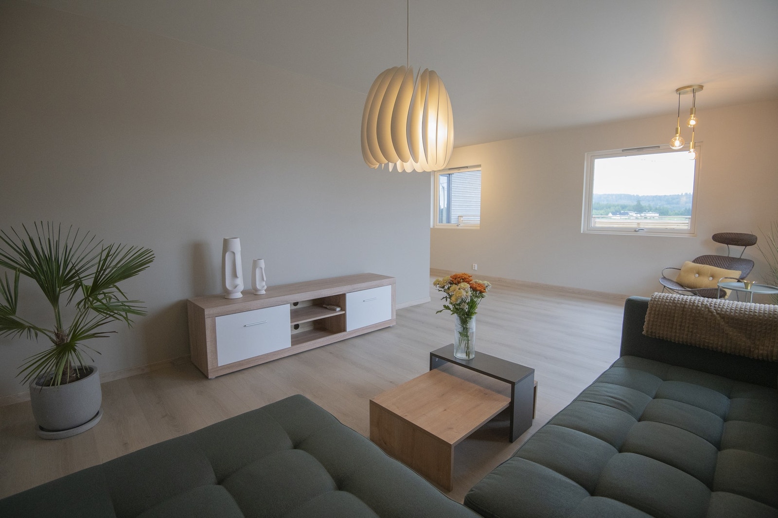 romslig stuedel med god plass til møblement og stor tv.jpg Galleribilde