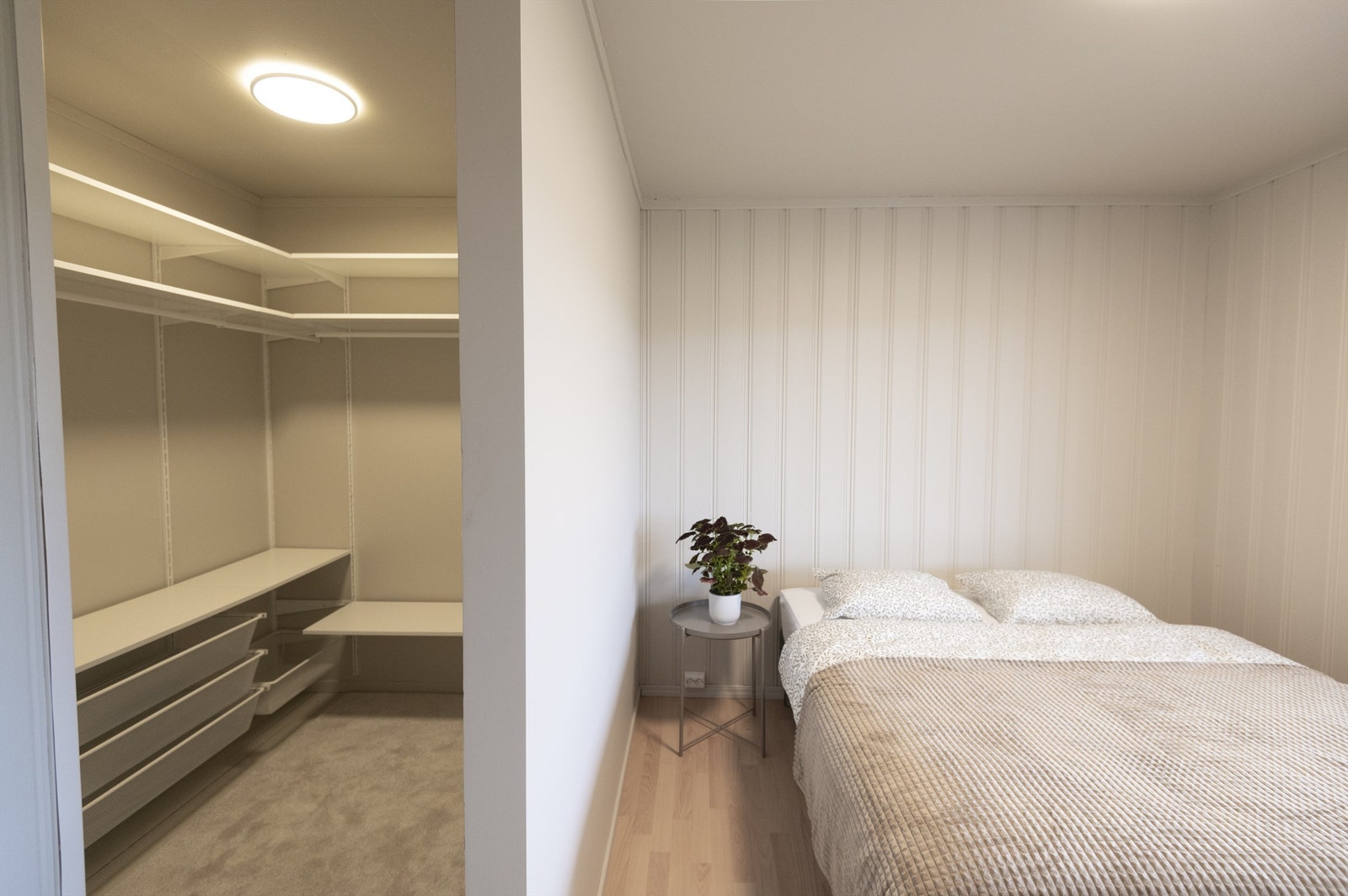 Hovedsoverommet med teppelagt walk-in closet. Galleribilde