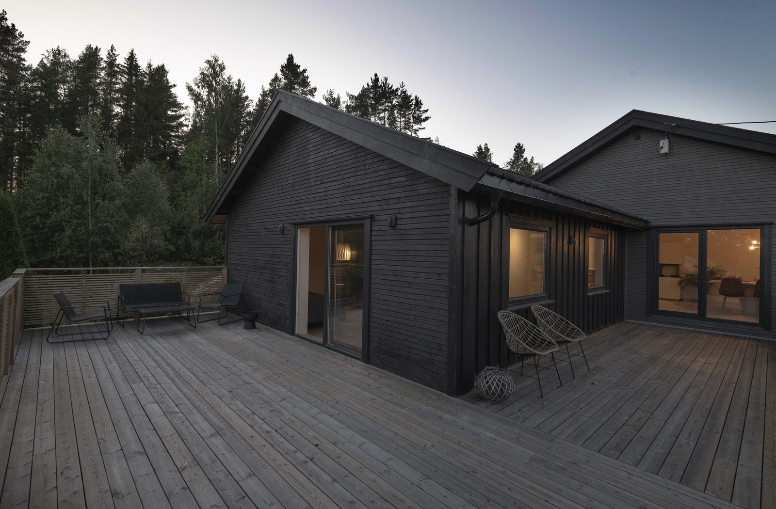 Kveldsbilde av terrasse. Galleribilde