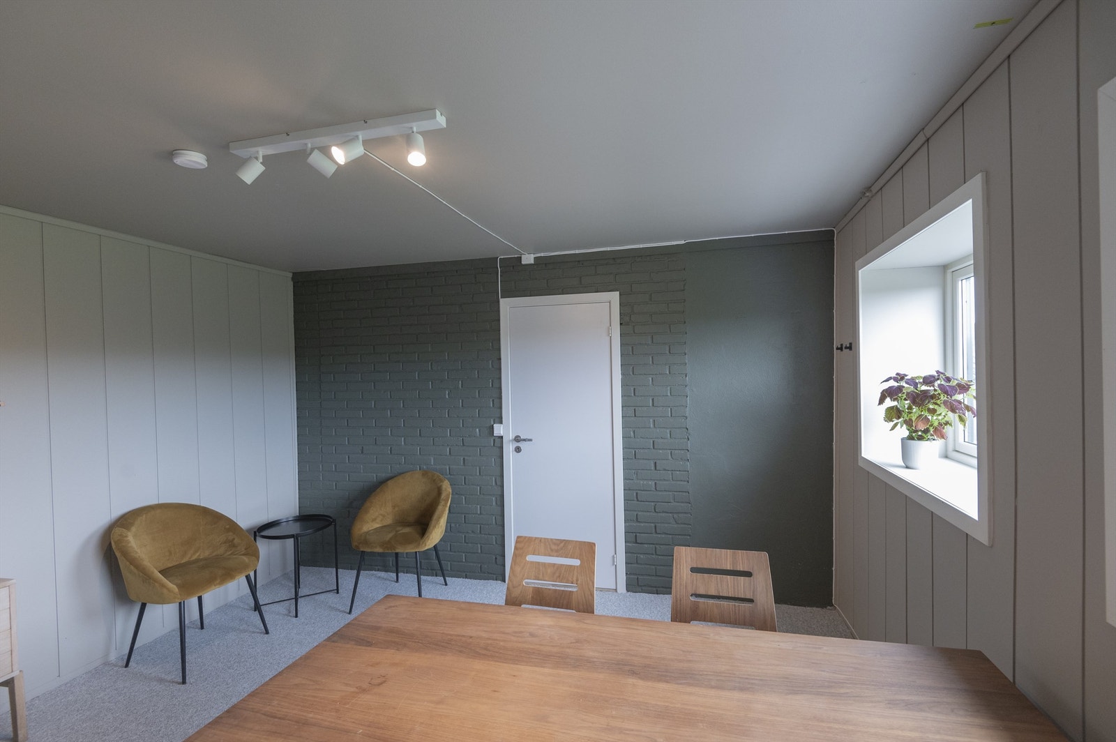 Kontor i underetasjen. Rommet er byggemeldt som hobbyrom, men oppfyller kravene til varig opphold. Galleribilde