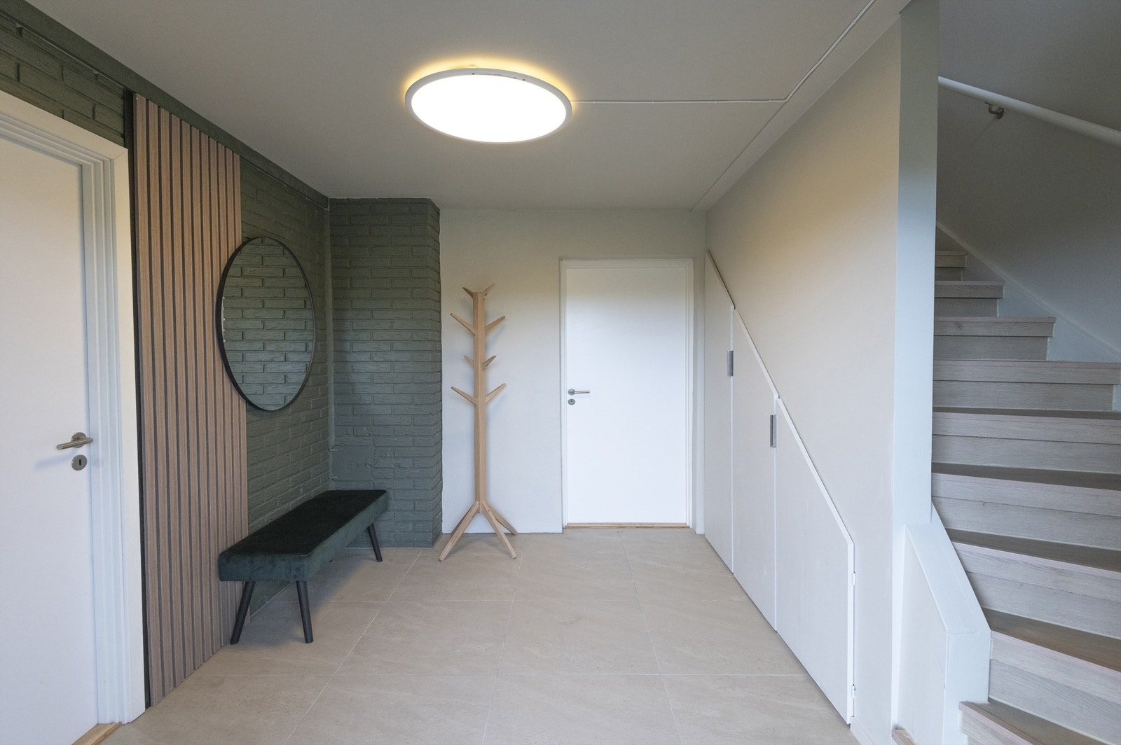 Entreen gir et hyggelig førsteinntrykk av boligen. Galleribilde