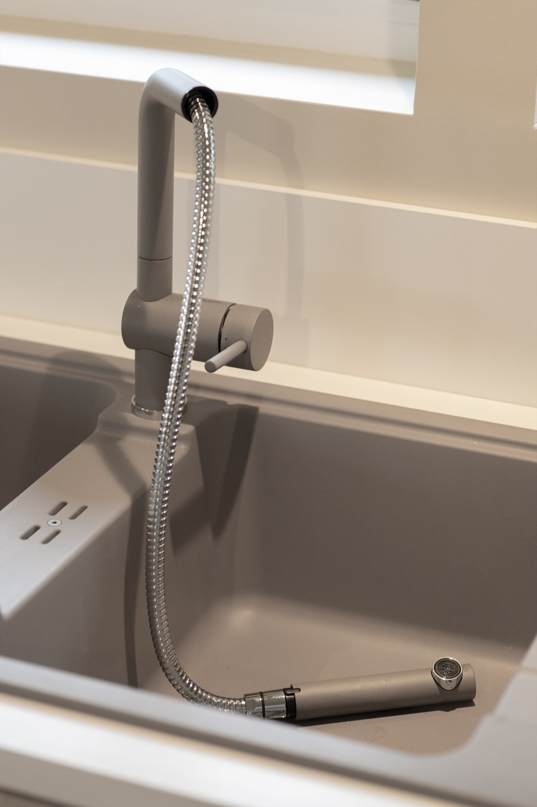 Dobbel blanco kjøkkenvask i silgranitt med tilhørende utrekkbar slange. Galleribilde