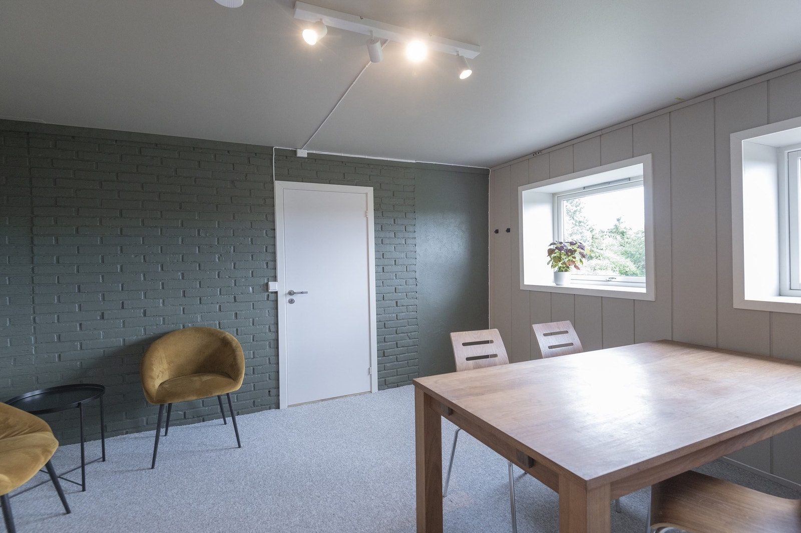 Kontor i underetasjen. Rommet er byggemeldt som hobbyrom, men oppfyller kravene til varig opphold. Galleribilde