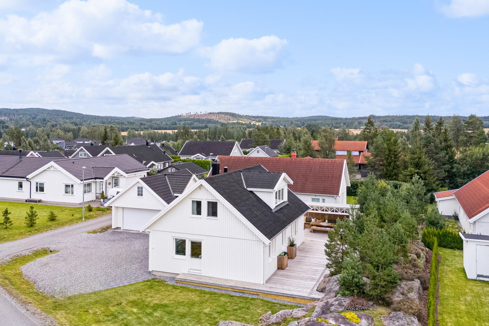 Innholdsrik og tidsmessig enebolig på hjørnetomt, dobbelgarasje og stor, sydvestvendt terrasse på 150m². Galleribilde