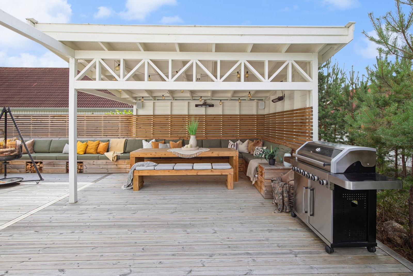 Terrassen er utstyrt med grillplass og stor spisegruppe for sommerens måltider utendørs. Galleribilde