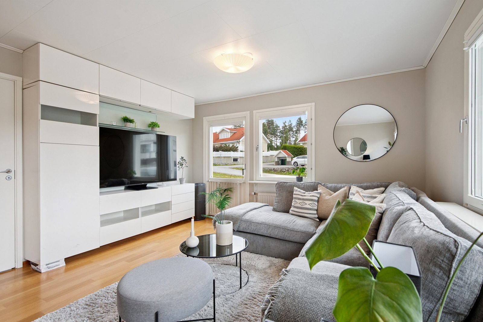 Store vindusflater gir stuen en luftig følelse og mulighet for sosial sone rundt TV-veggen. Galleribilde