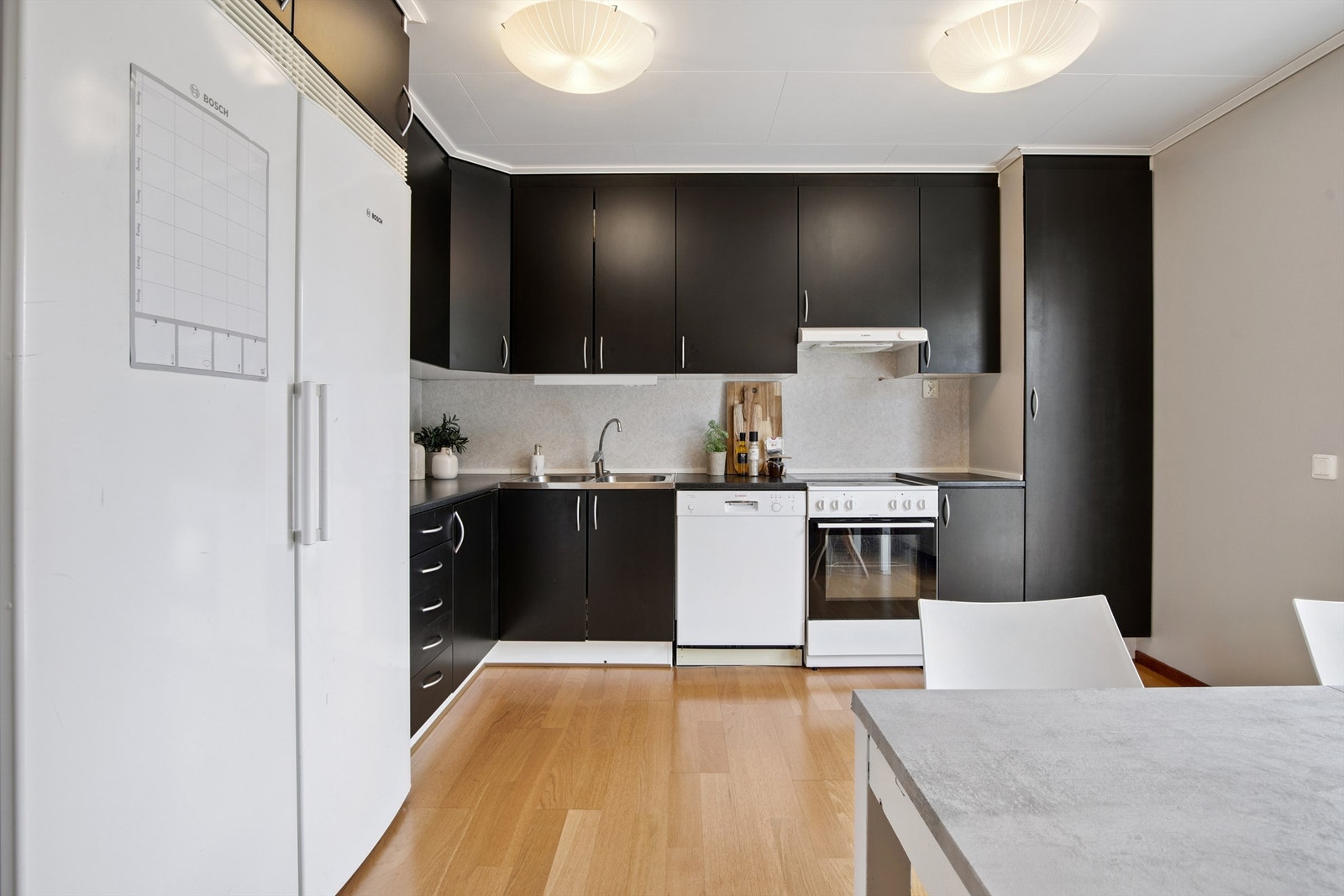 Kjøkkenet har en god plassutnyttelse. Plass for frittstående hvitevarer. Galleribilde