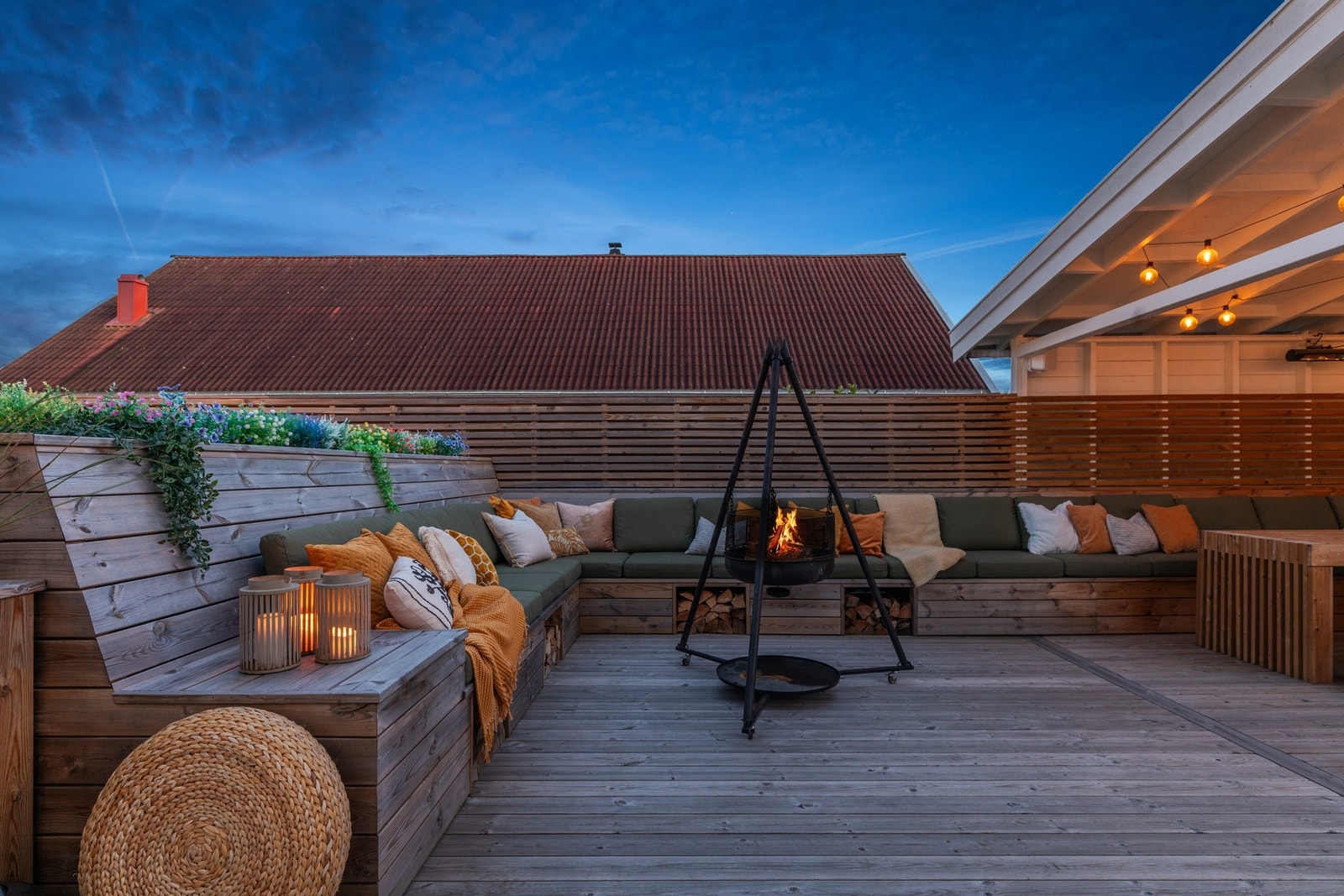 Kveldsstemning på terrassen med bålpanne og lune omgivelser for sosiale sammenkomster. Galleribilde