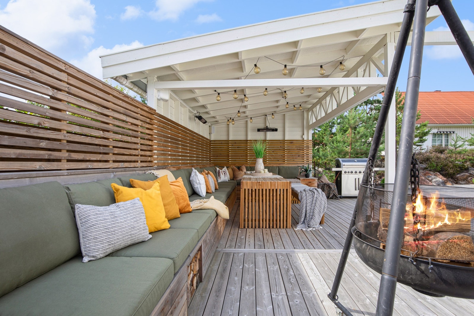 Delvis overbygget terrasse med elektriske terrassevarmere og belysning gir forlenget utesesong. Galleribilde