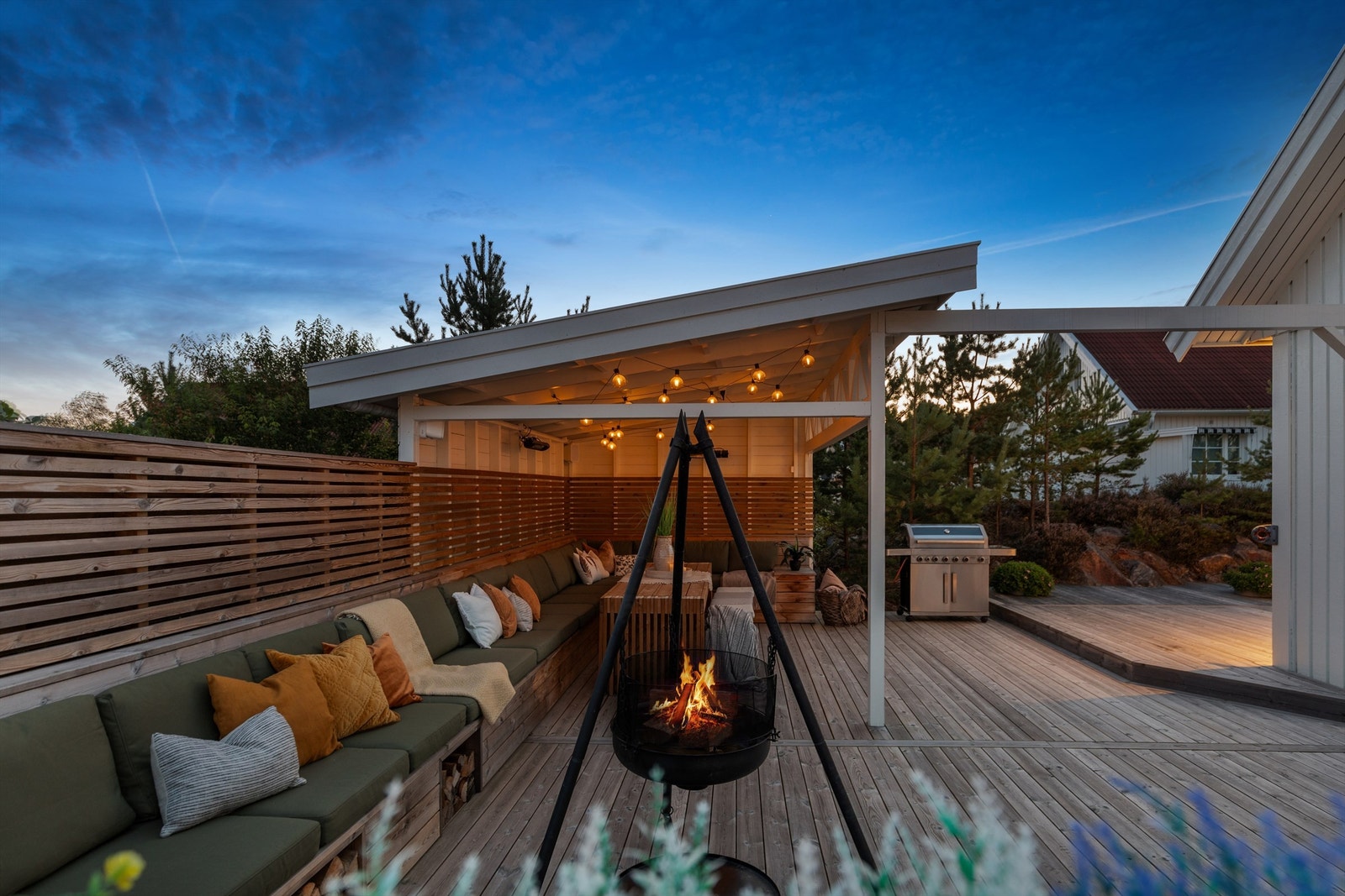 Stemningsfull uteplass med bålplass og belysning - perfekt for sene sommerkvelder. Galleribilde