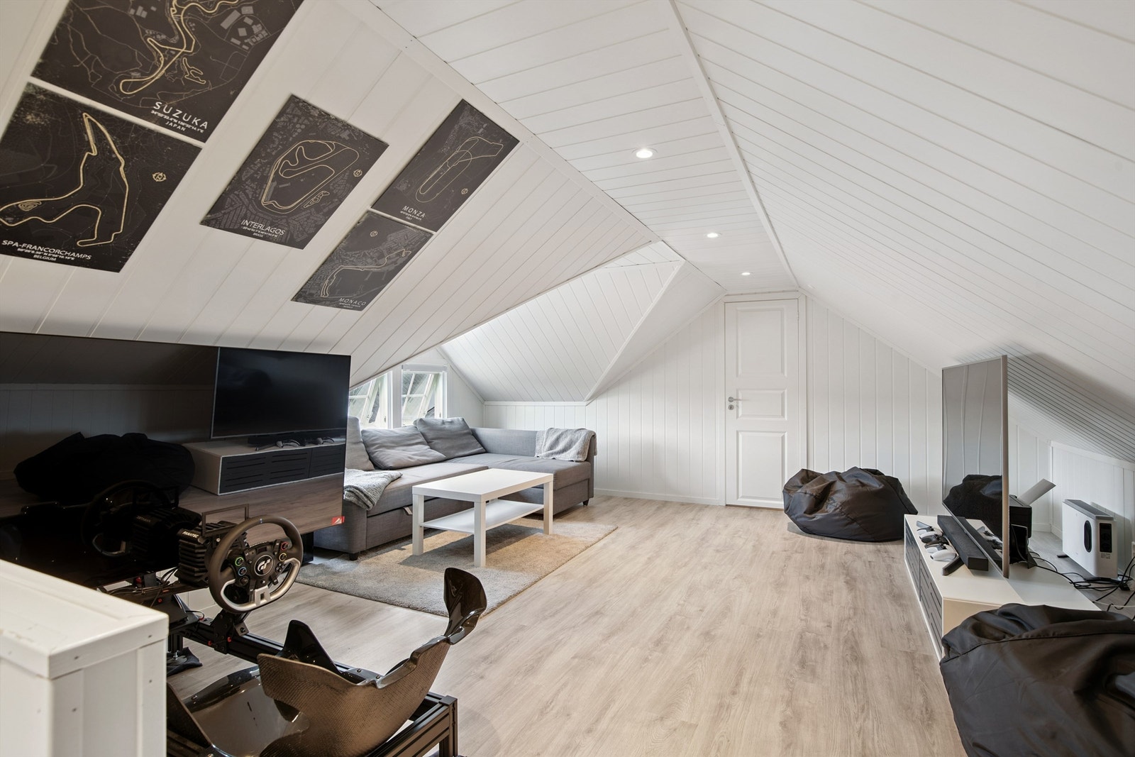 Innredet loft over garasjen med medierom gir ekstra plass for hobby og underholdning. Galleribilde