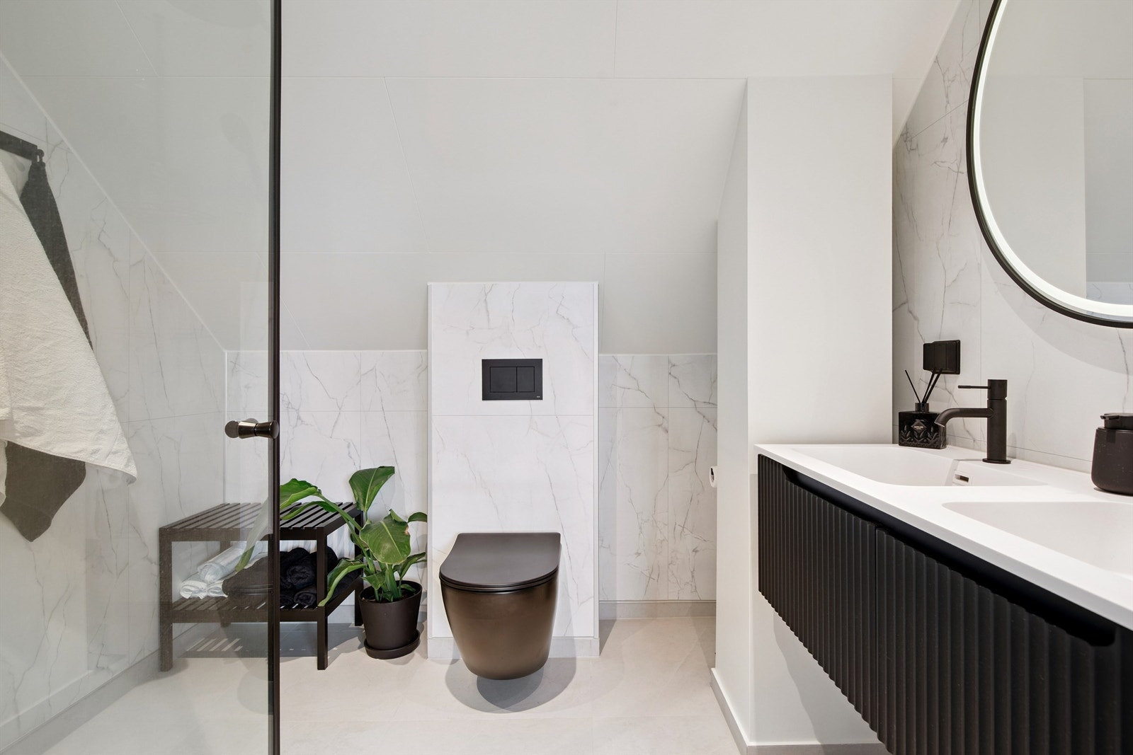 lekkert, nytt bad med flislagt gulv og baderomsplater på vegger i 2.etg. Dusjen er plassert i et hjørne med innfellbare dører for optimal plassutnyttelse. Galleribilde