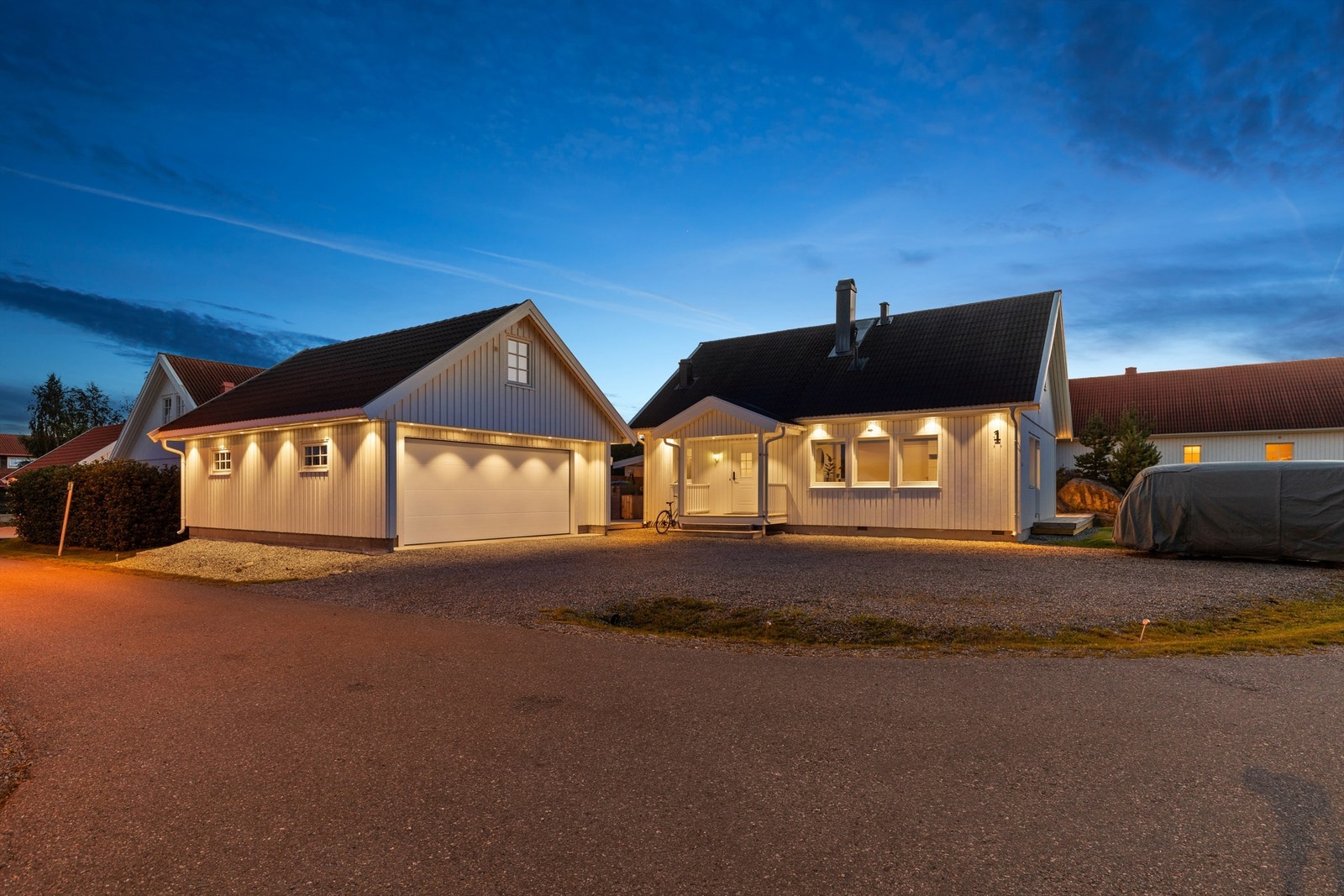 Eiendommen i kveldsbelysning. Galleribilde