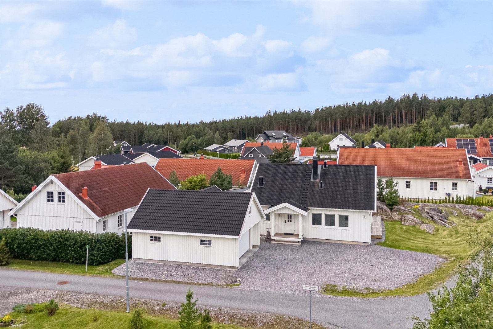 Velholdt fasade og dobbelgarasje gir et innbydende førsteinntrykk og rikelig med parkeringsplass. Galleribilde
