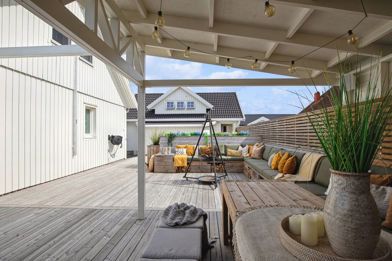 Romslig uteplass med muligheter for grilling, selskap og avslapning under tak. Galleribilde