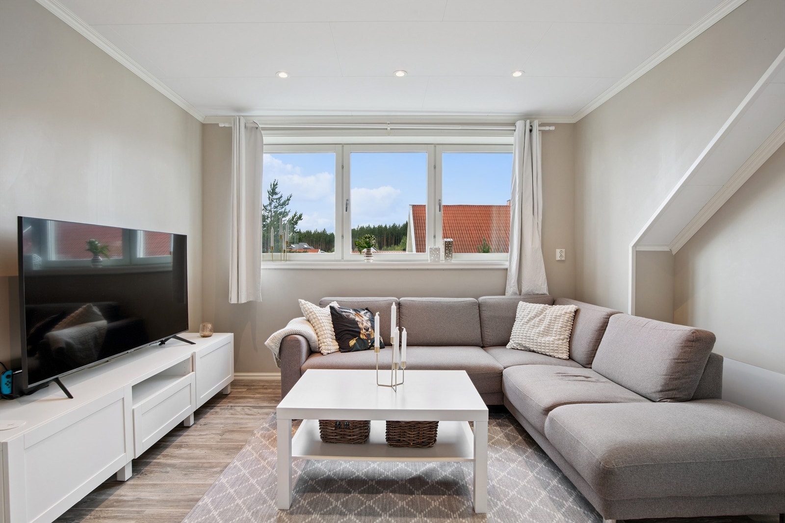 Loftstuen i 2. etasje tilbyr et anvendelig oppholdsrom med downlights og sjarmerende skråtak. Galleribilde