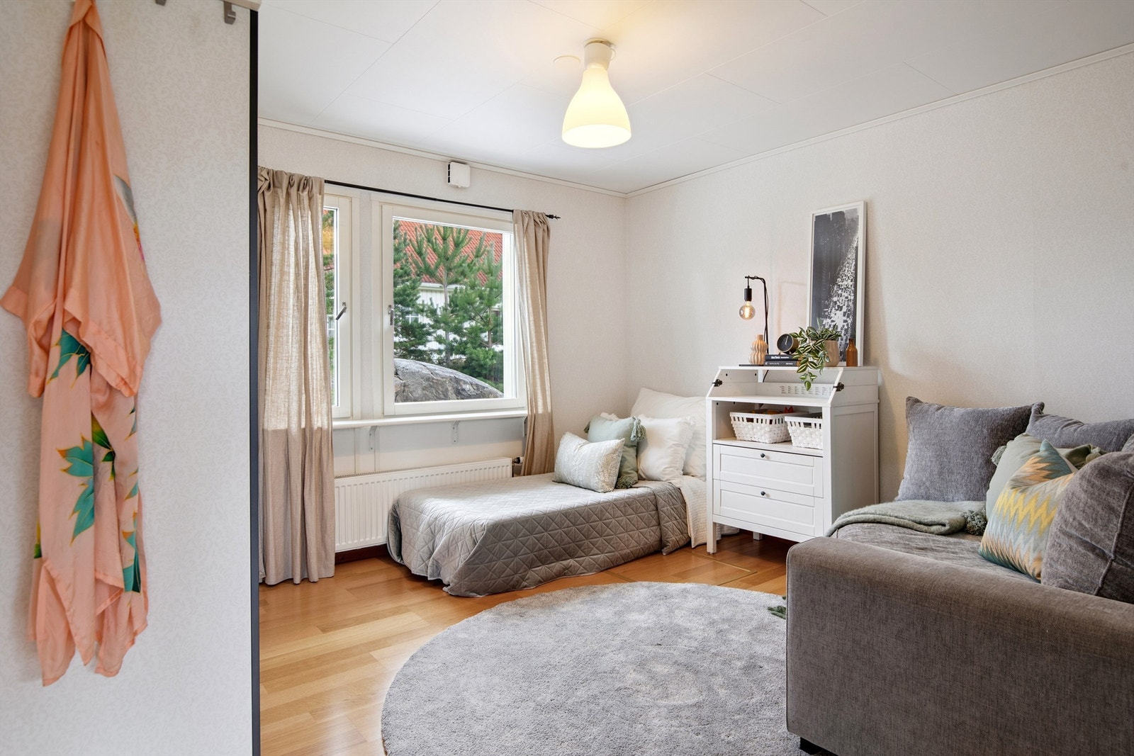 Soverom i 1. etasje med laminatgulv og lyse veggflater og godt med skapplass. Galleribilde