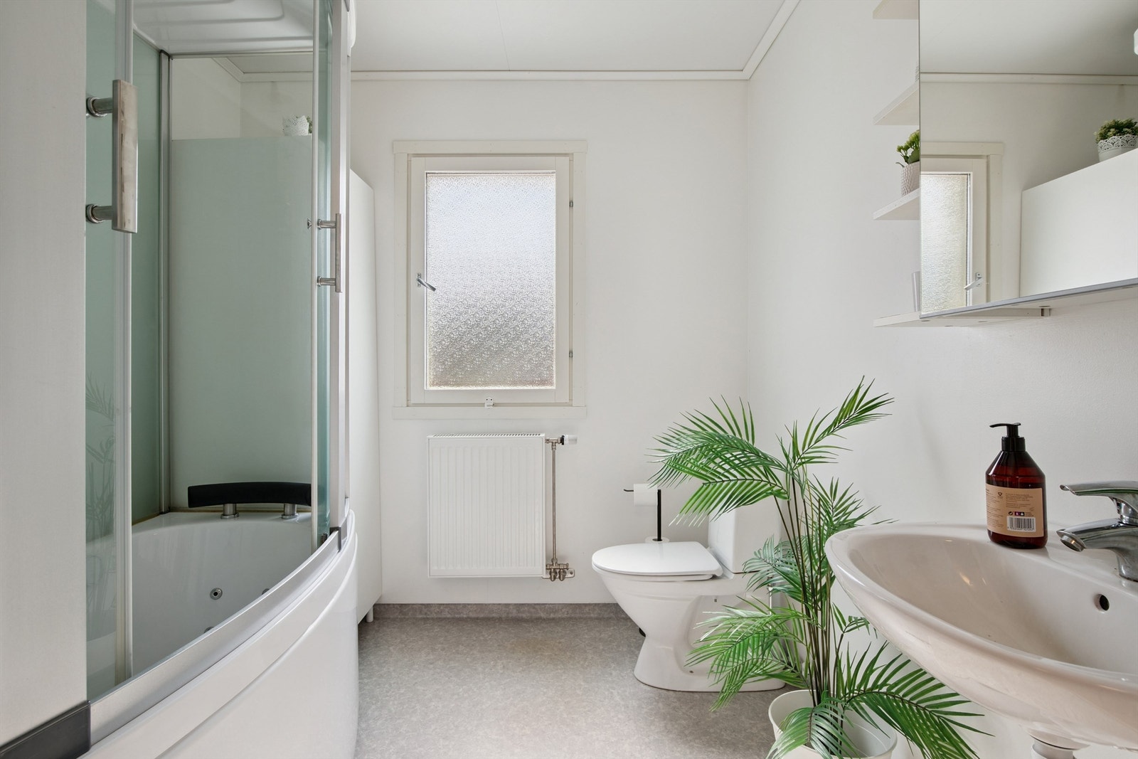 Badet på hovedplan er fra byggeår og er innredet med boblebadekar og et høyskap med god oppbevaringsplass. Gulvvarme. Galleribilde