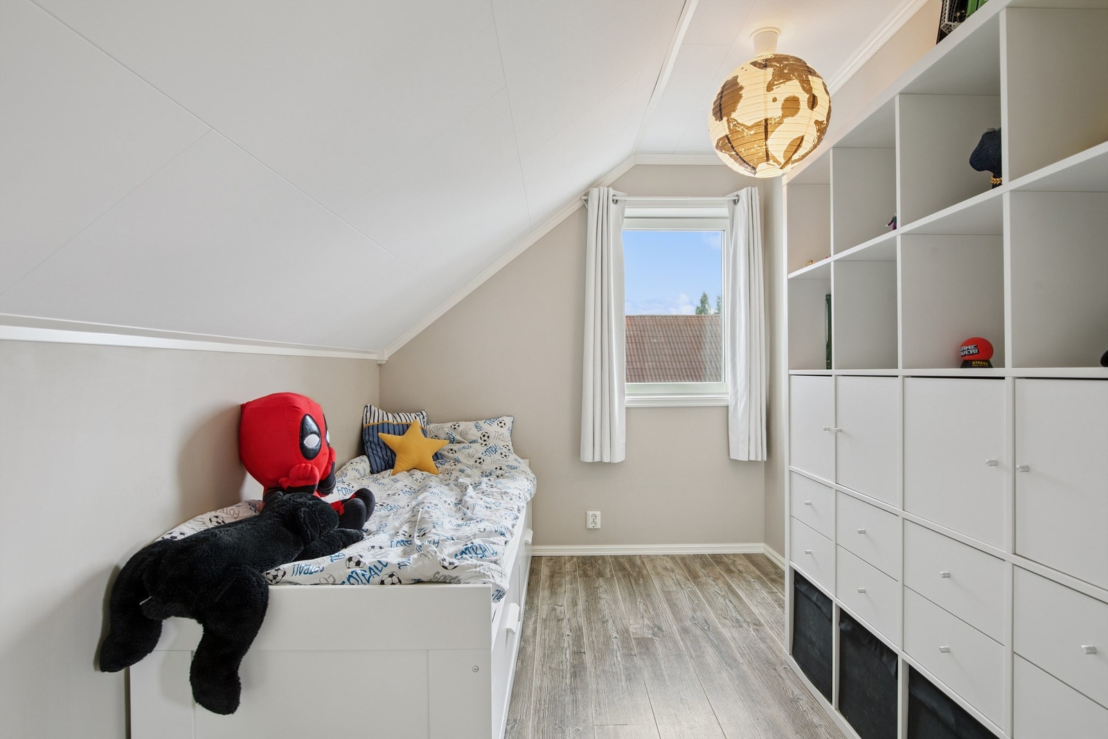 Soverom 2 i 2. etasje med skråtak og gode oppbevaringsmuligheter, perfekt som barnerom. Galleribilde