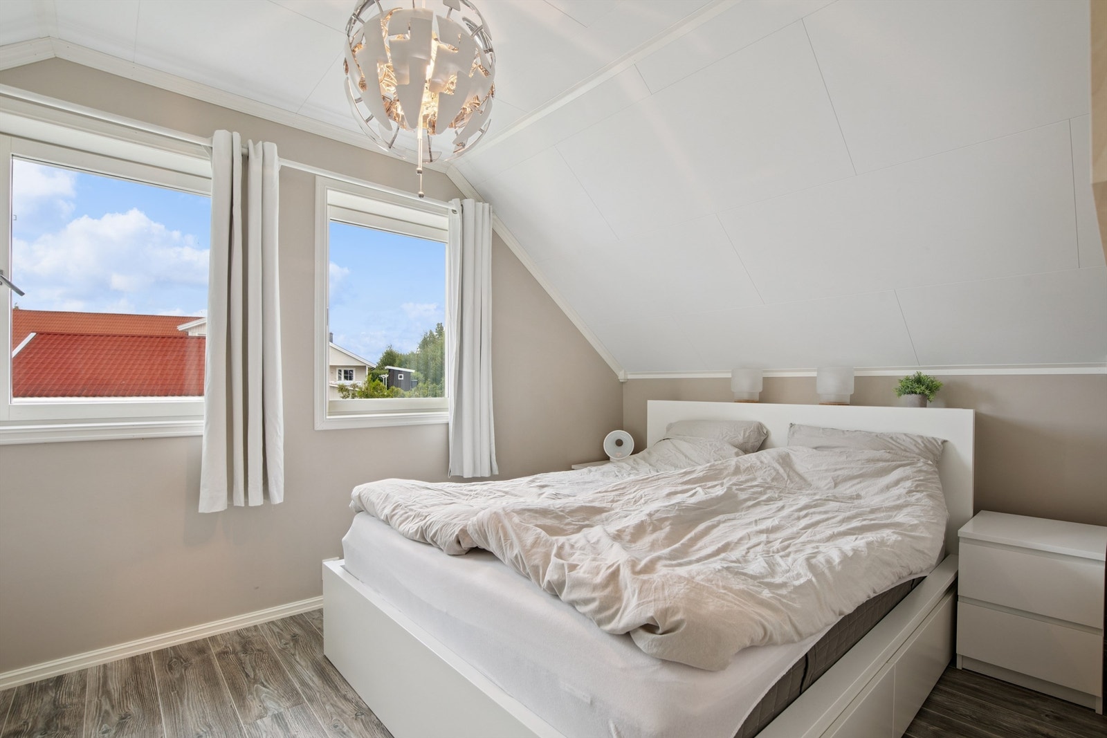 Hovedsoverommet i 2.etg har en god størrelse og full skyvedørsgarderobe. Galleribilde