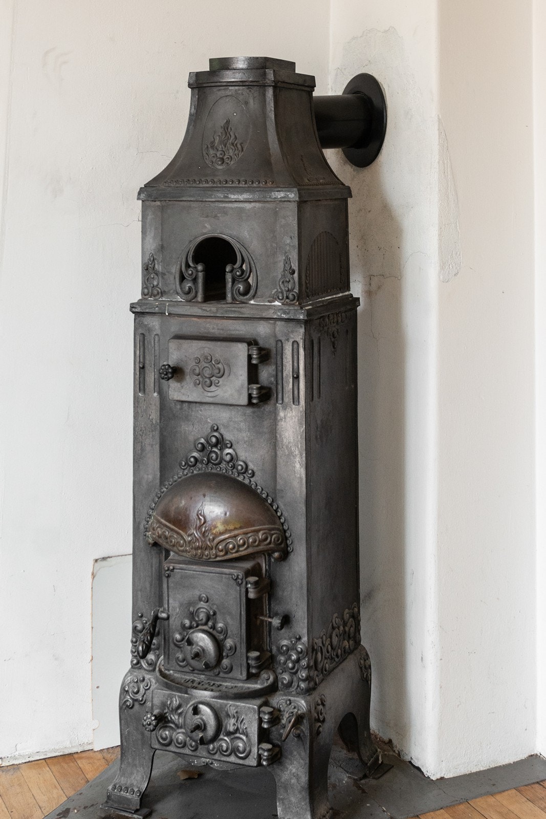 En av leilighetens to ildsteder - en vakker, klassisk vedovn. Ovnen er ikke funksjonstestet. Galleribilde