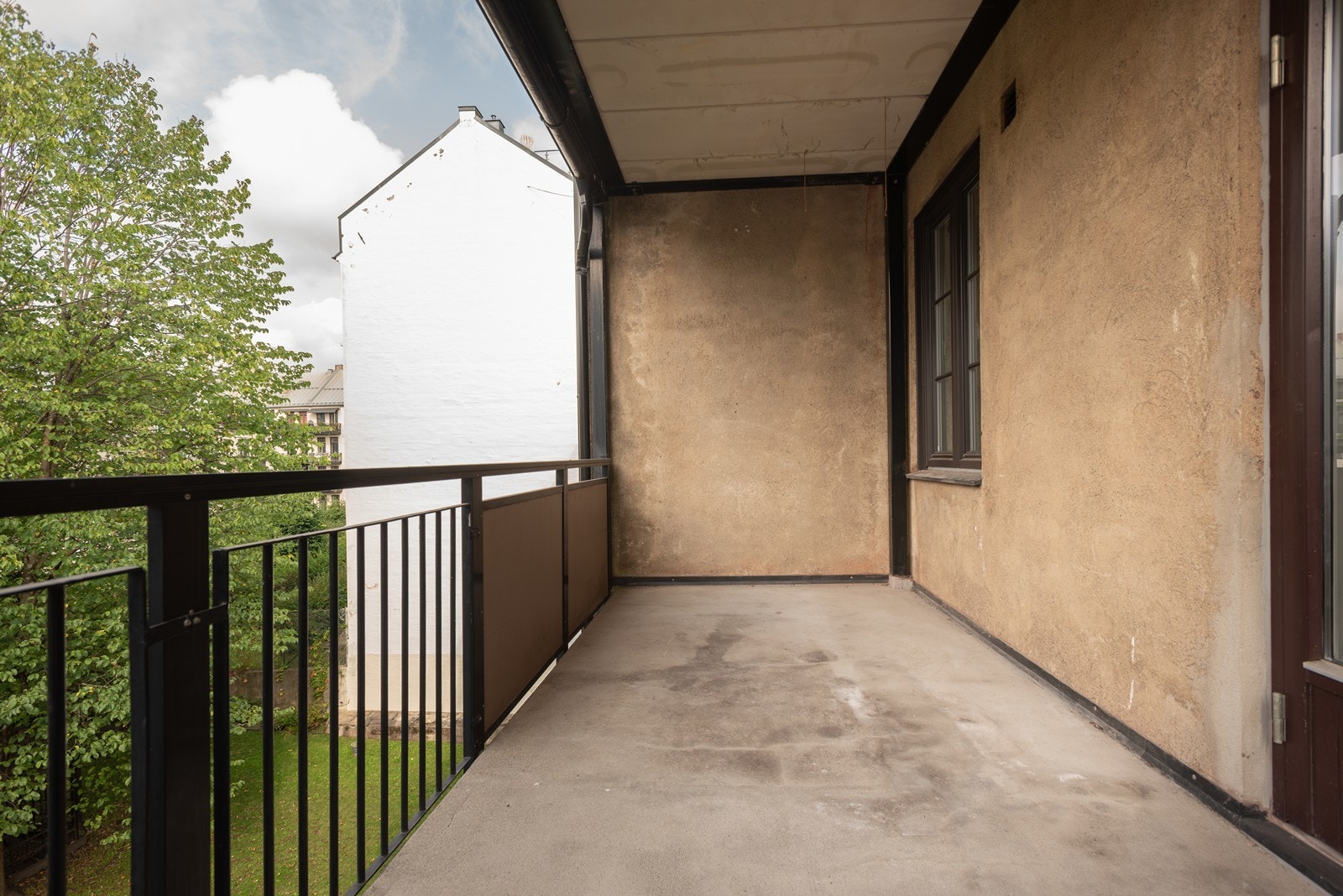 Balkongen er svært stor for området og har plass til både sittegruppe og spiseplass Galleribilde