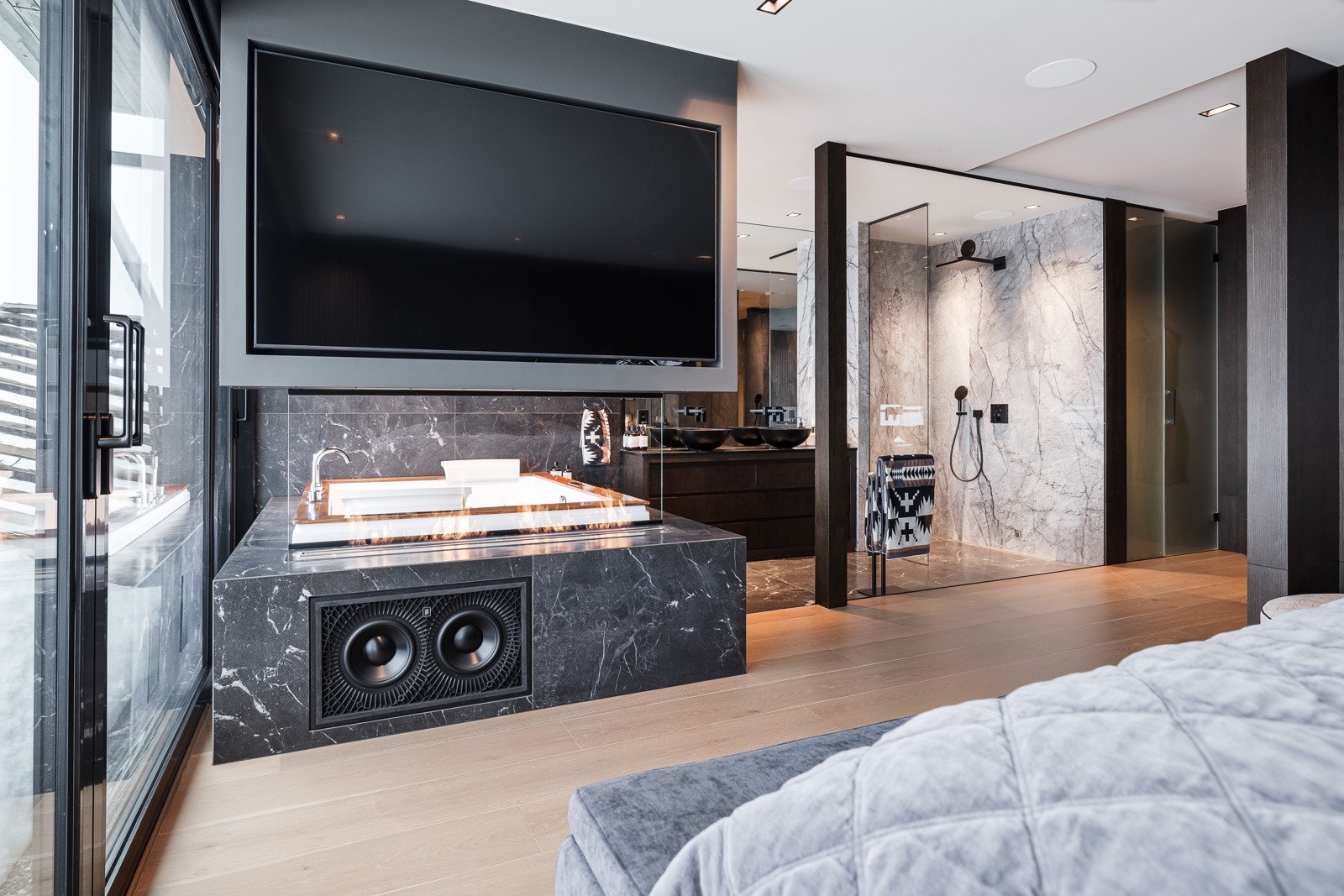 En-suite hovedbadet er utstyrt med boblebadekar og en romslig dusjnisje.