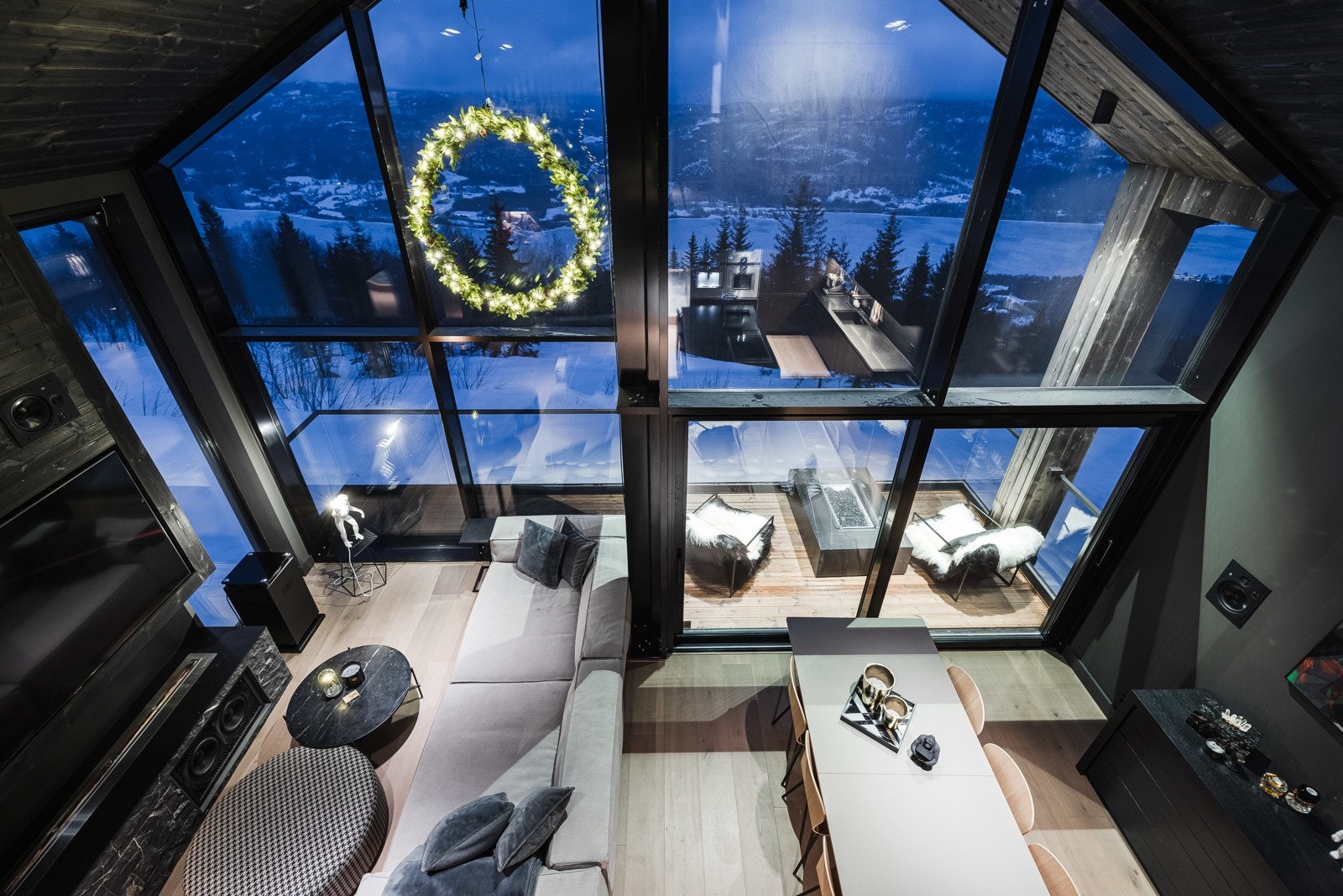 Denne imponerende fjellhytta har en eksepsjonell plassering med umiddelbar tilgang til skibakkene (ski-in/ski-out), og tilbyr en spektakulær utsikt.