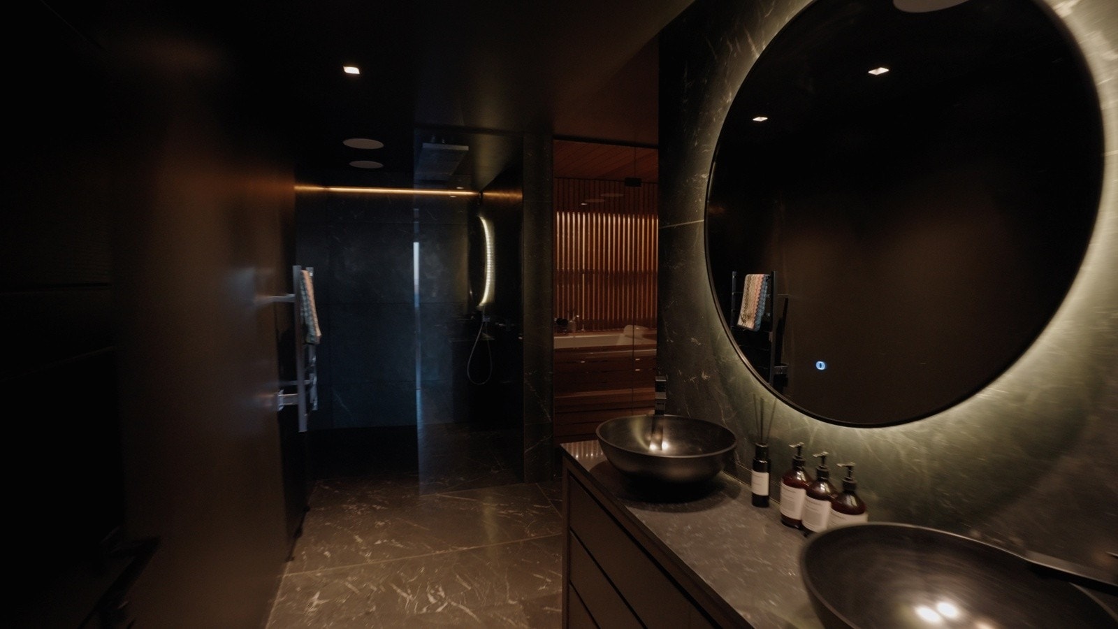 Spa-avdelingens dusjnisje har elektronisk styrt armatur som gir en skreddersydd og komfortabel dusjopplevelse.