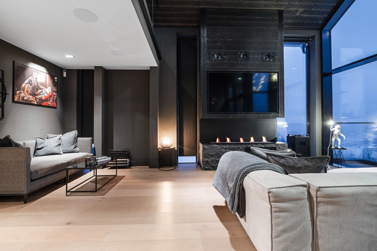 Den romslige utformingen er perfekt for store familier eller grupper, med forskjellige soner som dekker alle behov.