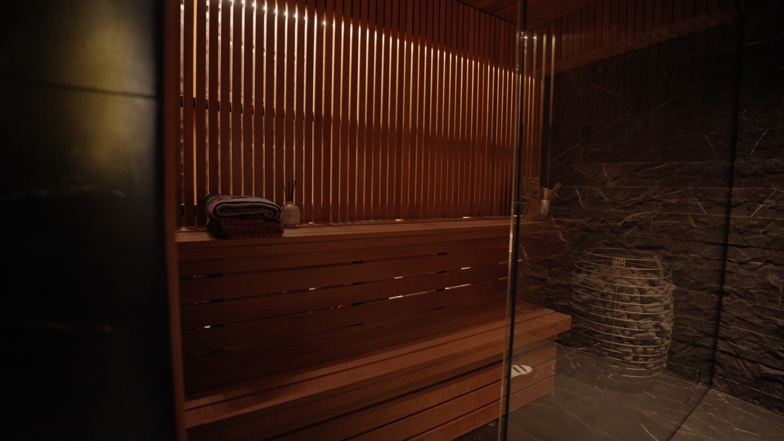 Unn deg hverdagsluksus i spa-avdelingen med dobbelt boblekar, kvalitetsdusj fra HansGrohe og egen badstue.