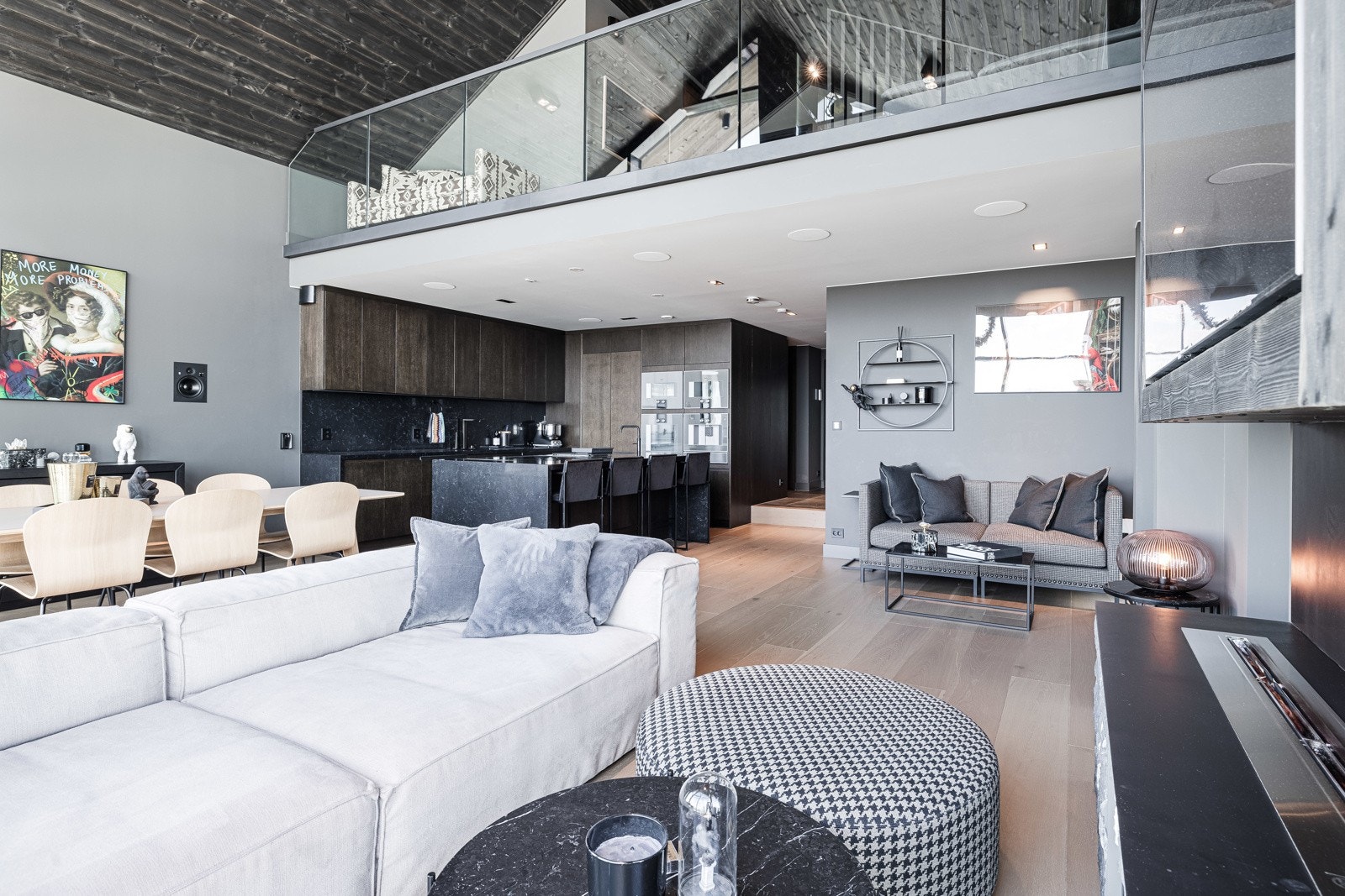 Hytta er utstyrt med førsteklasses fasiliteter for både voksne og barn, inkludert et eksklusivt vinrom, rundt 80 integrerte høyttalere fra MusicCast, et moderne mediarom, og avanserte lys- og varmesystemer styrt via KNX/Gira.