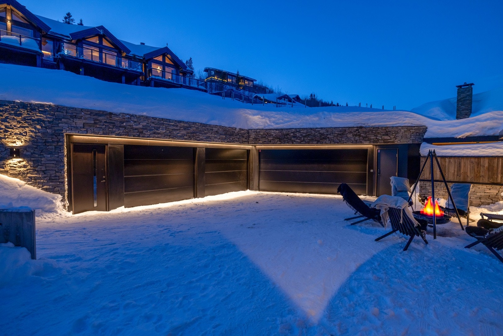 Det er installert snøsmeltanlegg på tunet og i nedkjørselen.