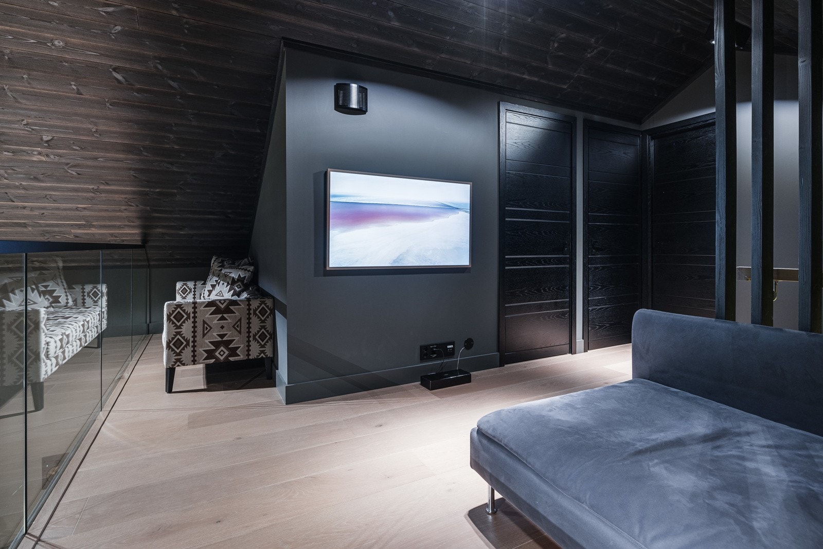 Tre soverom i andre etasje sikrer rikelig med plass til både familie og gjester, og gjør hytta til et ideelt samlingssted for store og små.