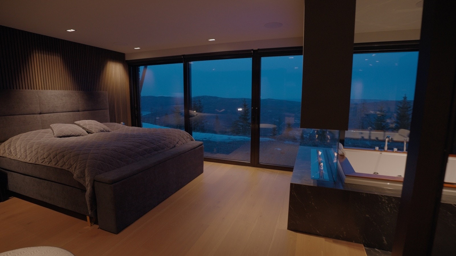 Stort og romslig hovedsoverom med en-suite bad og garderobe. Rommet byr på en vakker utsikt og gir en lun og komfortabel atmosfære.