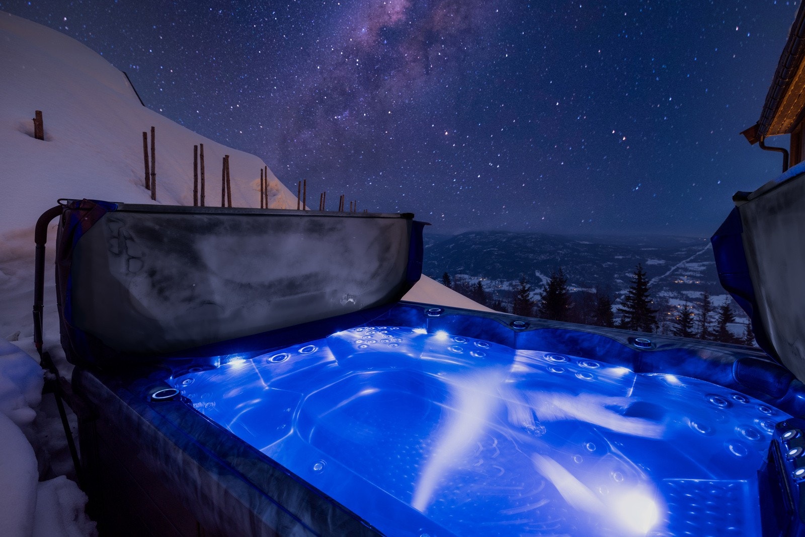 Romslig, luksuriøs utendørs jacuzzi med plass til 8 - ditt private spa under åpen himmel.