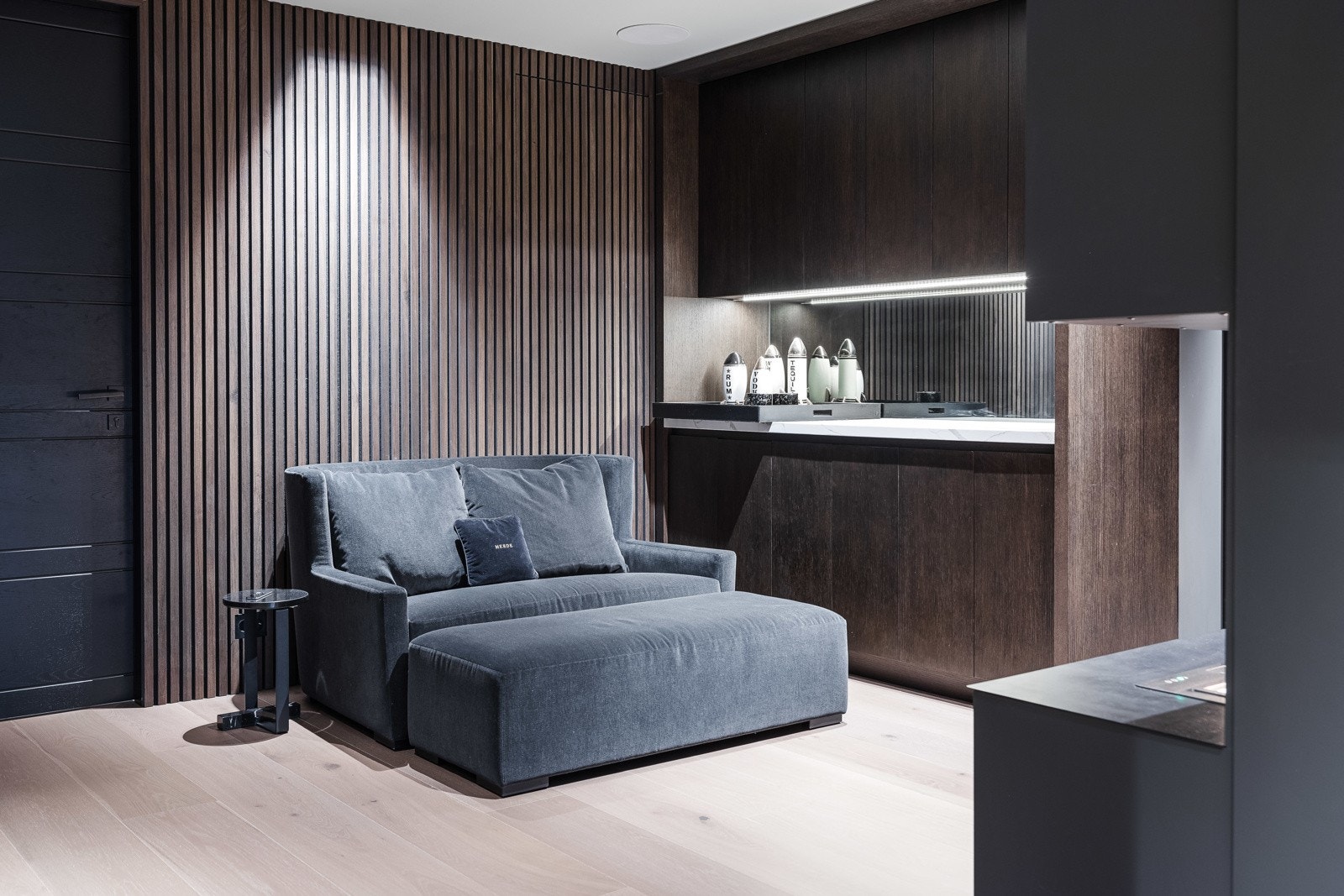 I underetasjens lounge er det laget en liten cocktail- og wetbar, som er utstyrt med vannforsyning, utslagsvask og tilkoblingsmuligheter for en frittstående kaffemaskin.